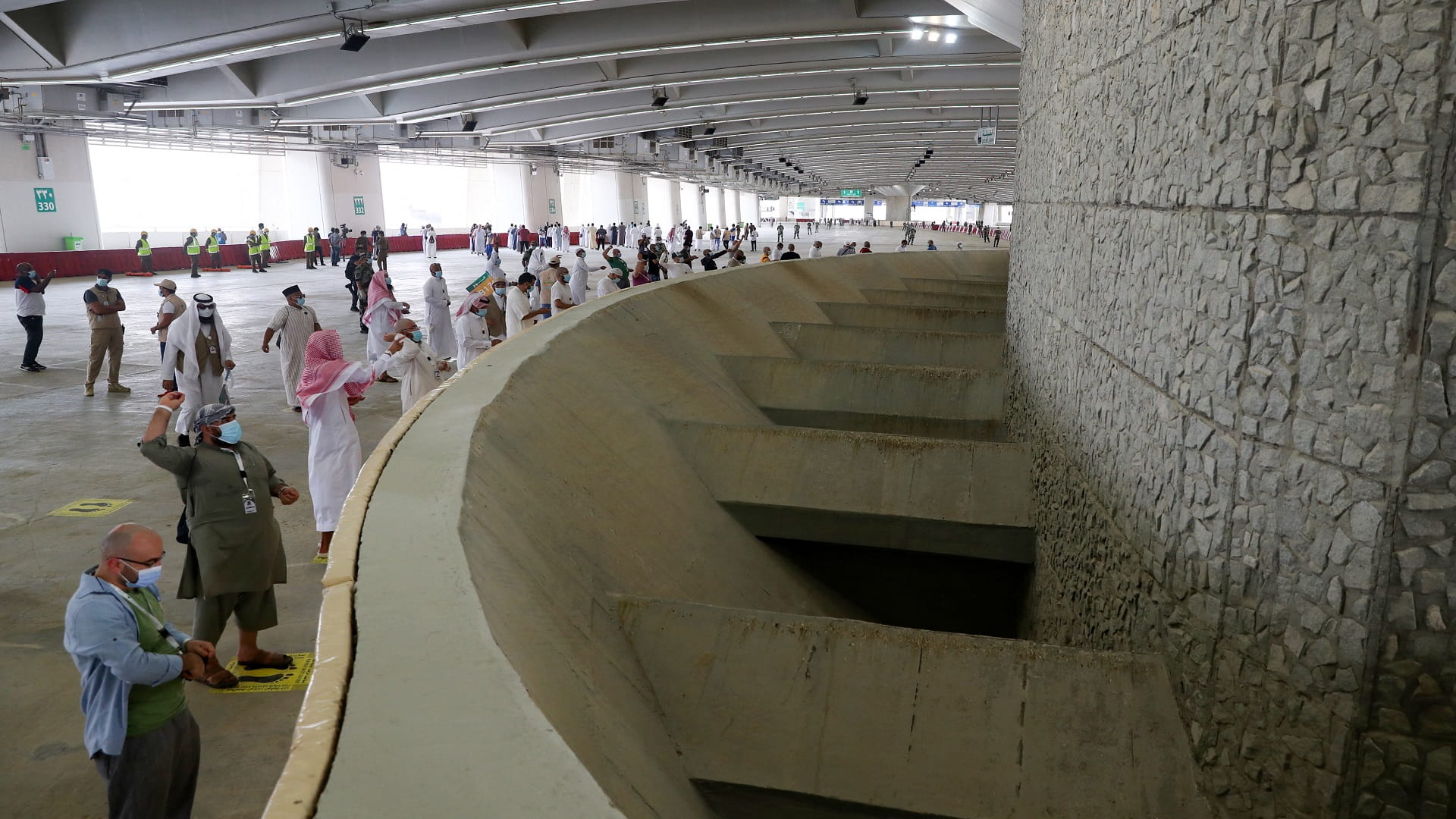 Image for the title: Pilgrims throw pebbles on the first day of Tashreeq 