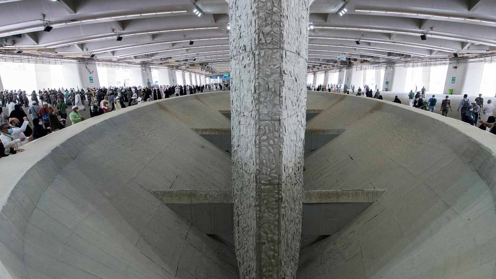 صورة بعنوان: ضيوف الرحمن يرمون الجمرات الثلاث في أول أيام التشريق 