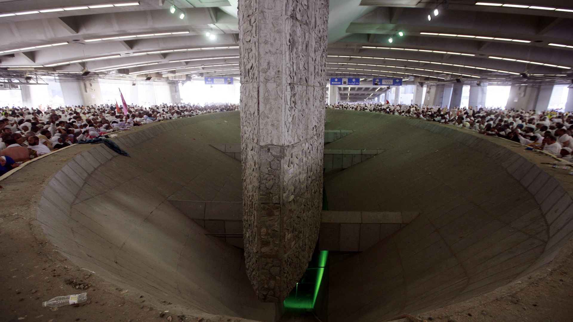 Image for the title: Pilgrims throw three Jamarat during Second day of Tashreeq 
