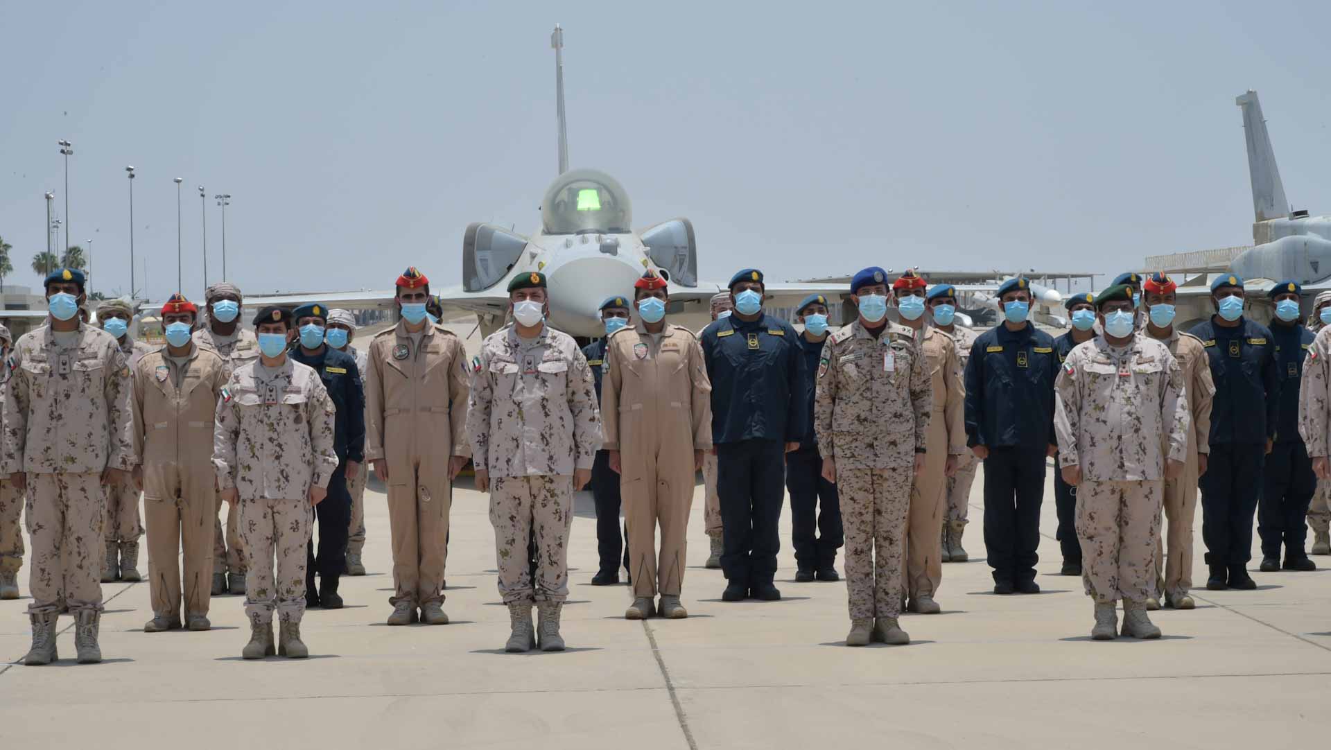 صورة بعنوان: كبار قادة القوات المسلحة يهنئون قوات الواجب المتواجدة بالسعودية 