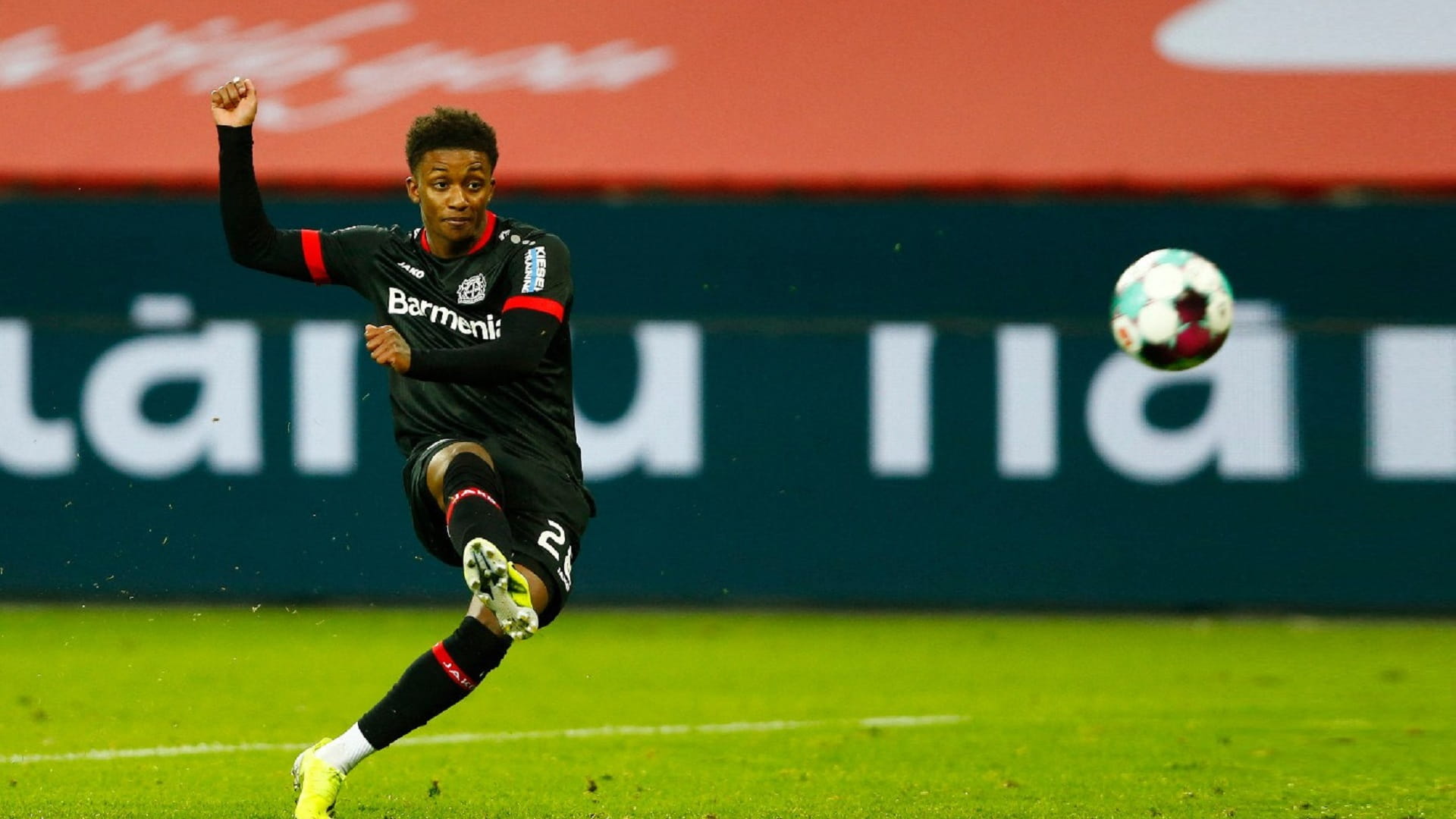 صورة بعنوان: نادي إيفرتون الإنجليزي يتعاقد مع ديماراي غراي 