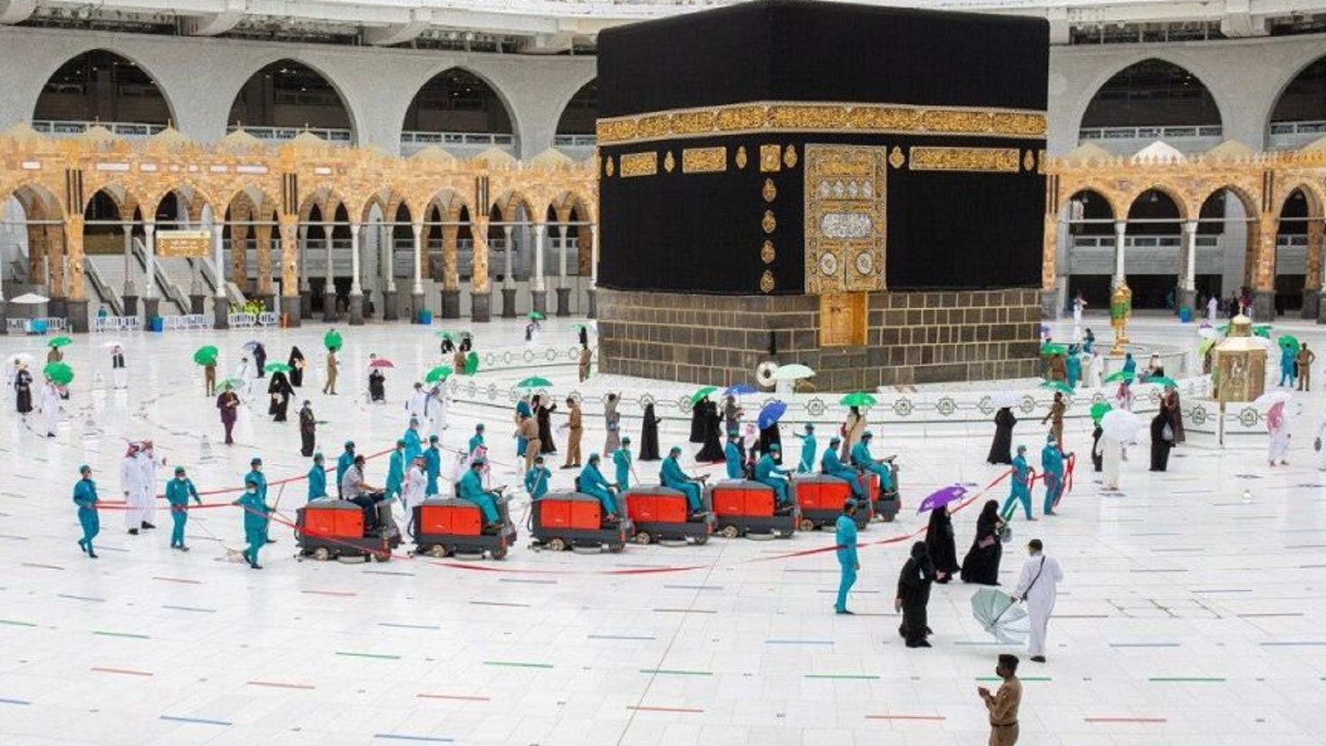 صورة بعنوان: شؤون الحرمين تعقم وتطهر صحن المطاف استعداداً لاستقبال ضيوف الرحمن 