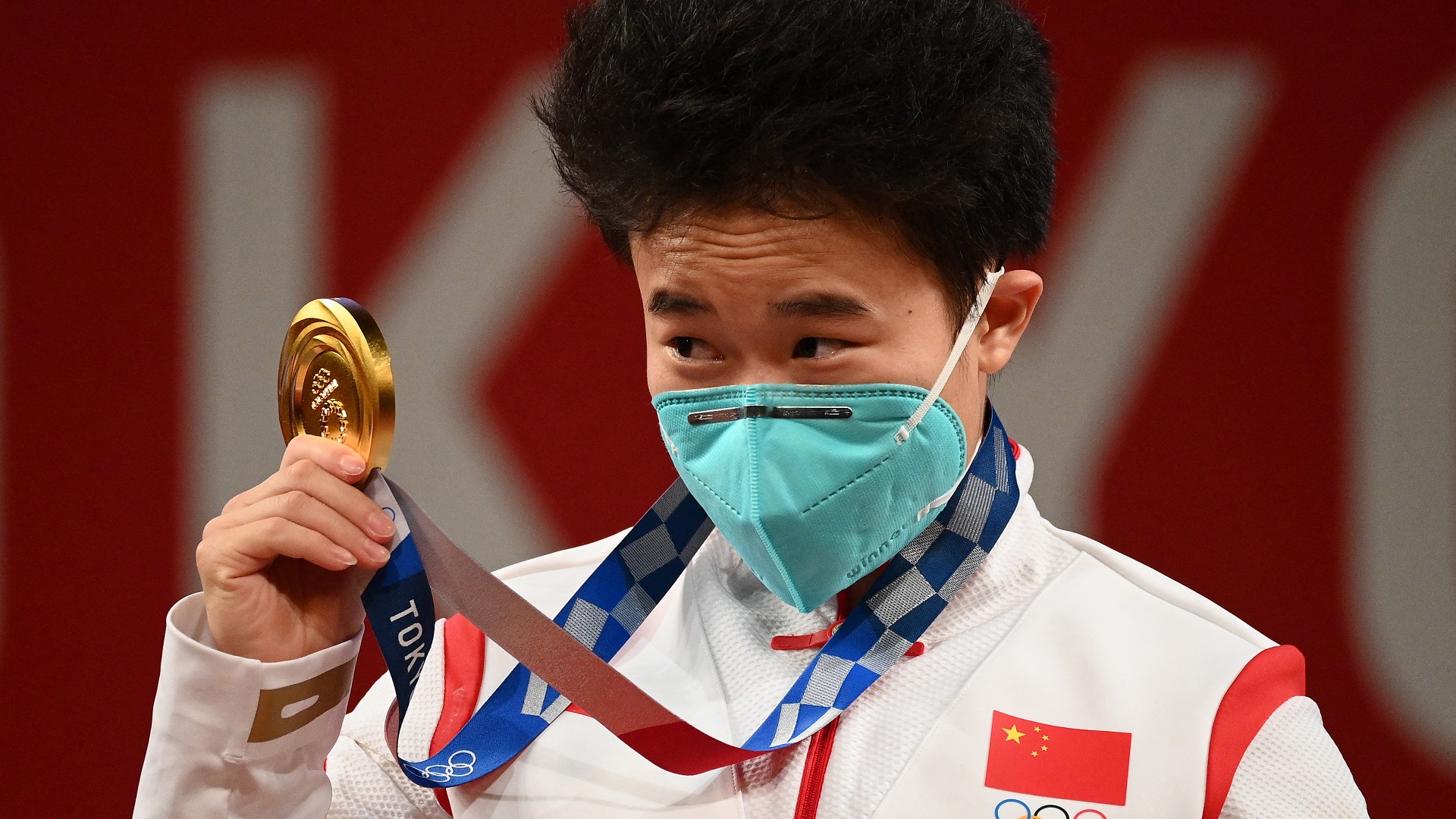 Image for the title: China's Hou wins 49-kg weightlifting gold at Tokyo Olympics