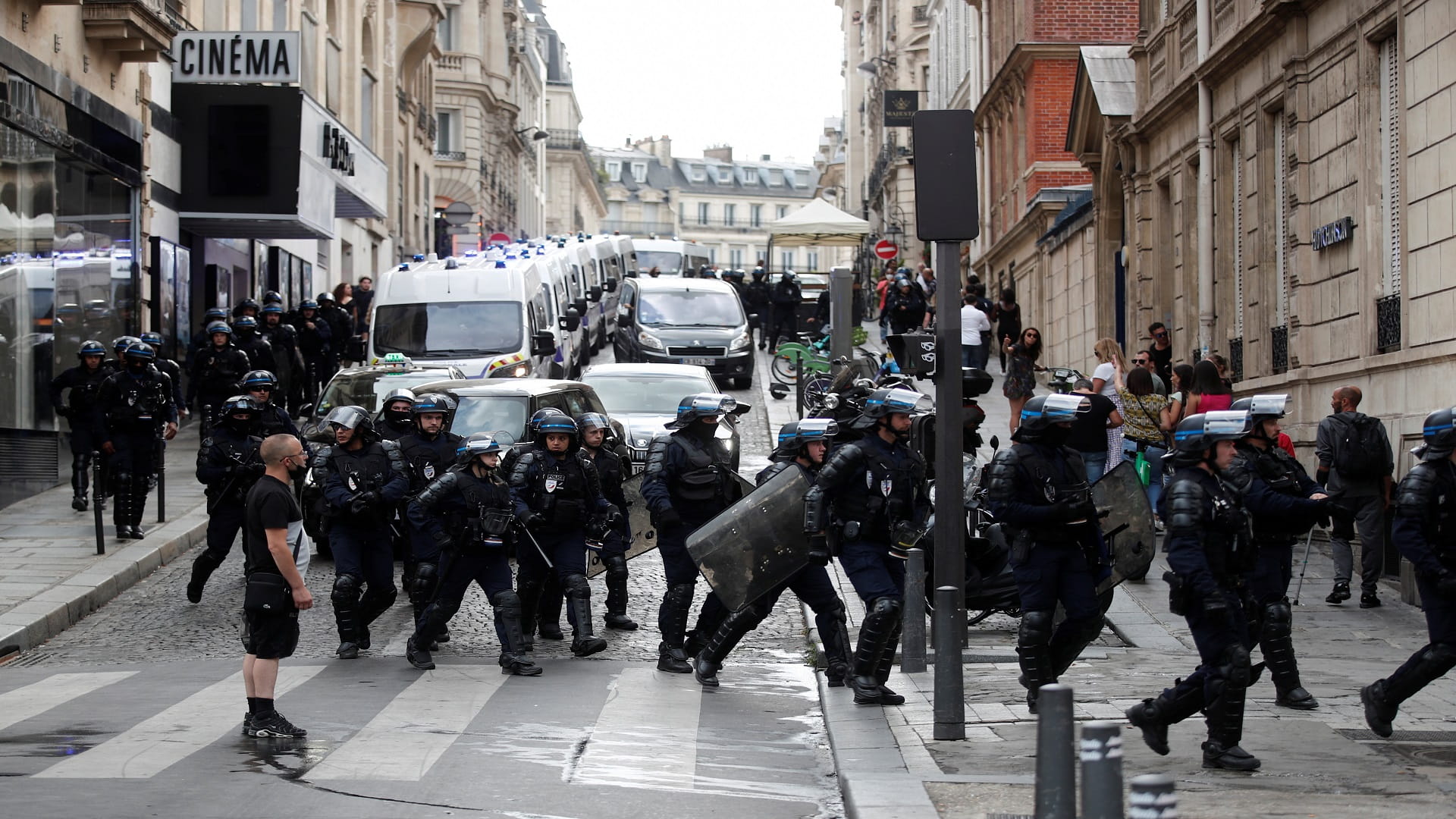 Image for the title: Protesters opposed to COVID measures clash with police in Paris 