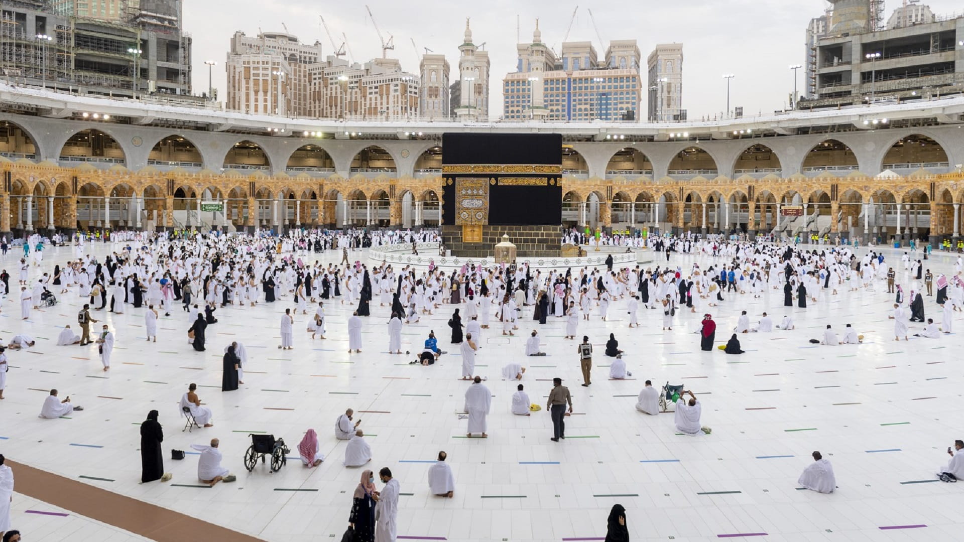 صورة بعنوان: حجاج بيت الله الحرام ينهون أداء مناسكهم بيسر وسهولة 