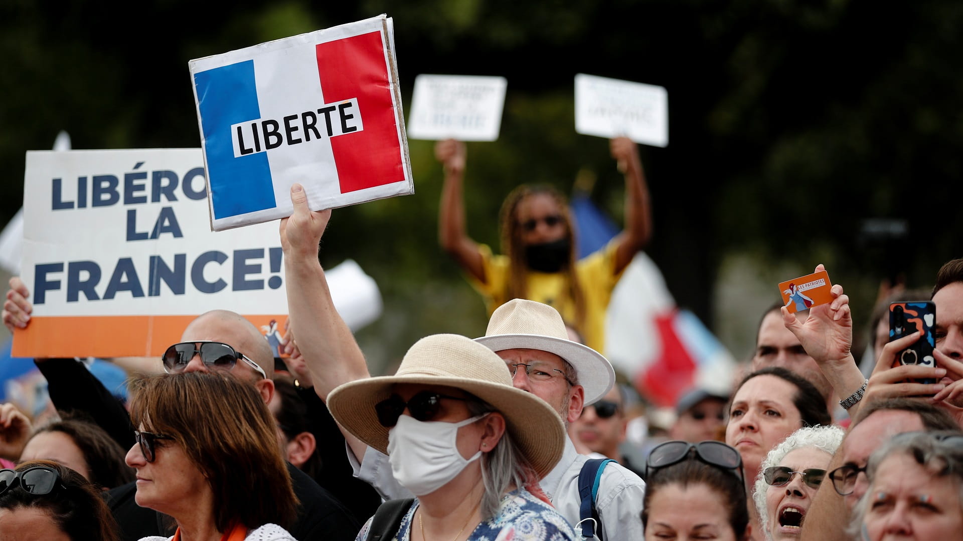 صورة بعنوان: اشتباكات بين محتجين على قيود كوفيد-19 والشرطة في باريس 