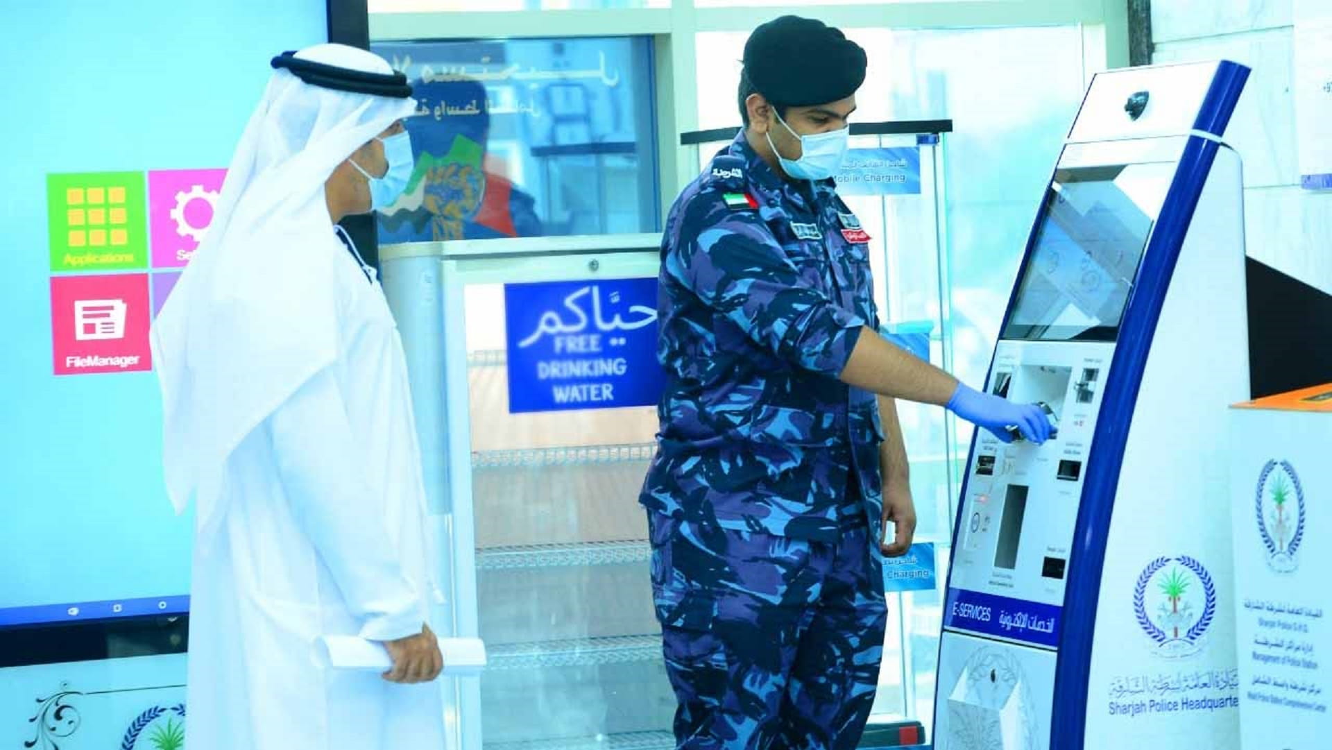 صورة بعنوان: شرطة الشارقة تُنجز ما يقارب 2000 معاملة عبر قنواتها الذكية  