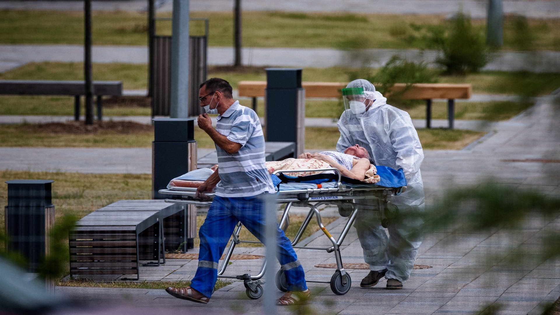 Image for the title: Russia lists 22,420 new COVID-19 infections, 798 fatalities 