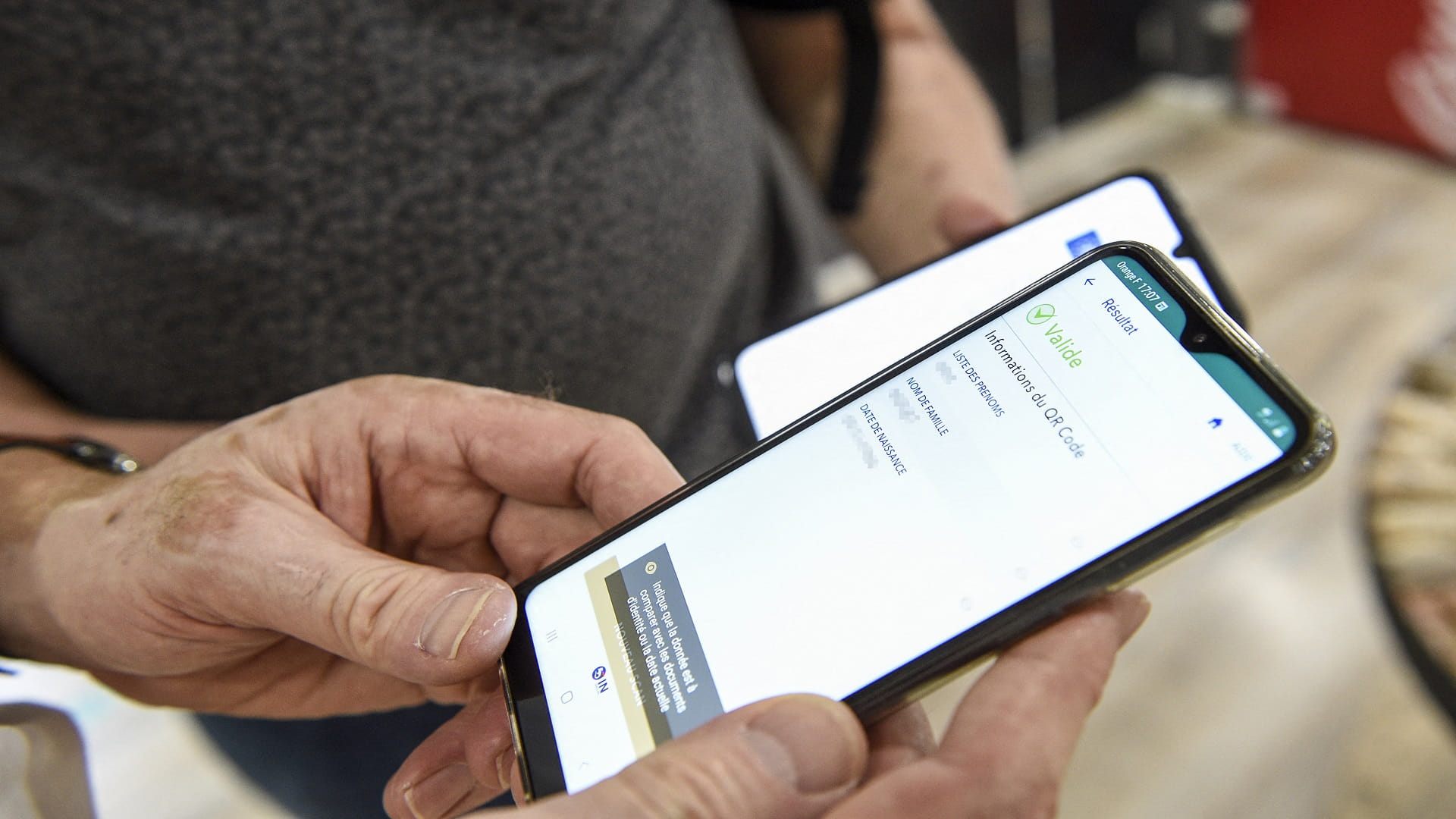 Image for the title: China's Q2 smartphone shipments down 11% 