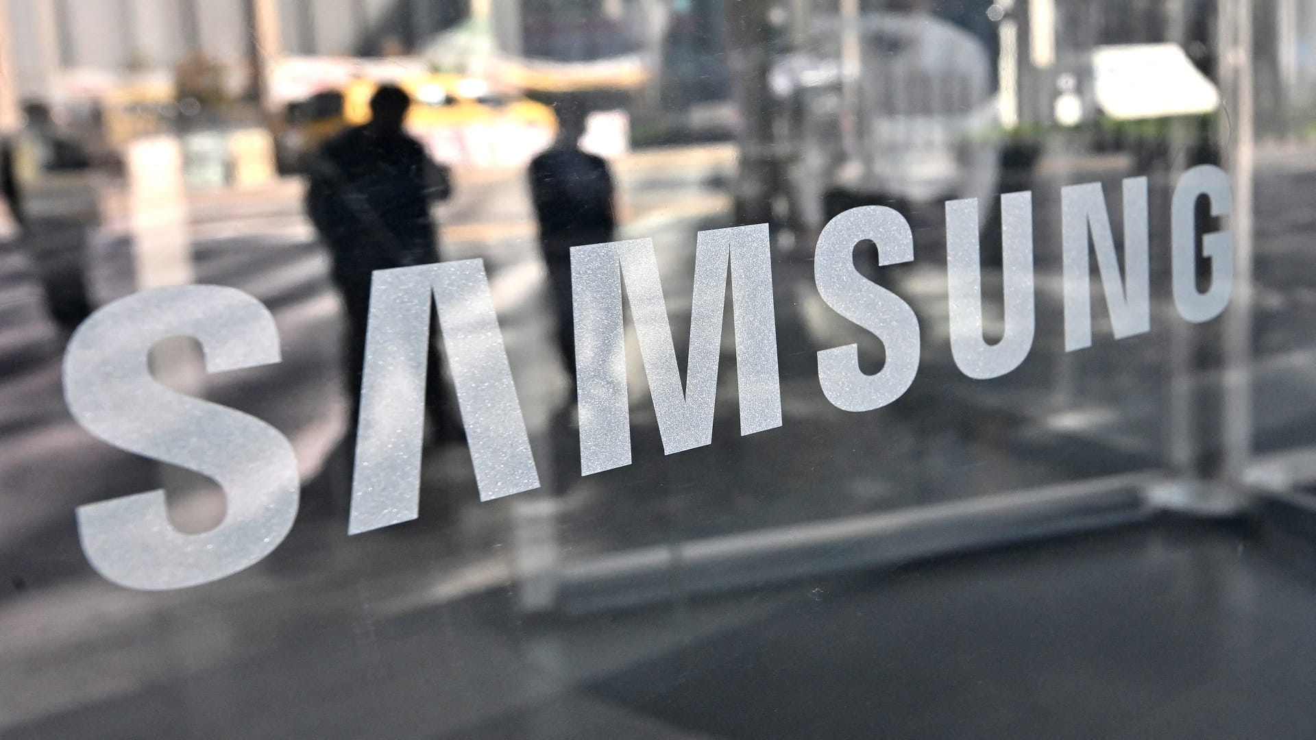 Image for the title: Samsung likely to report highest Q1 profit since 2018 on chips 