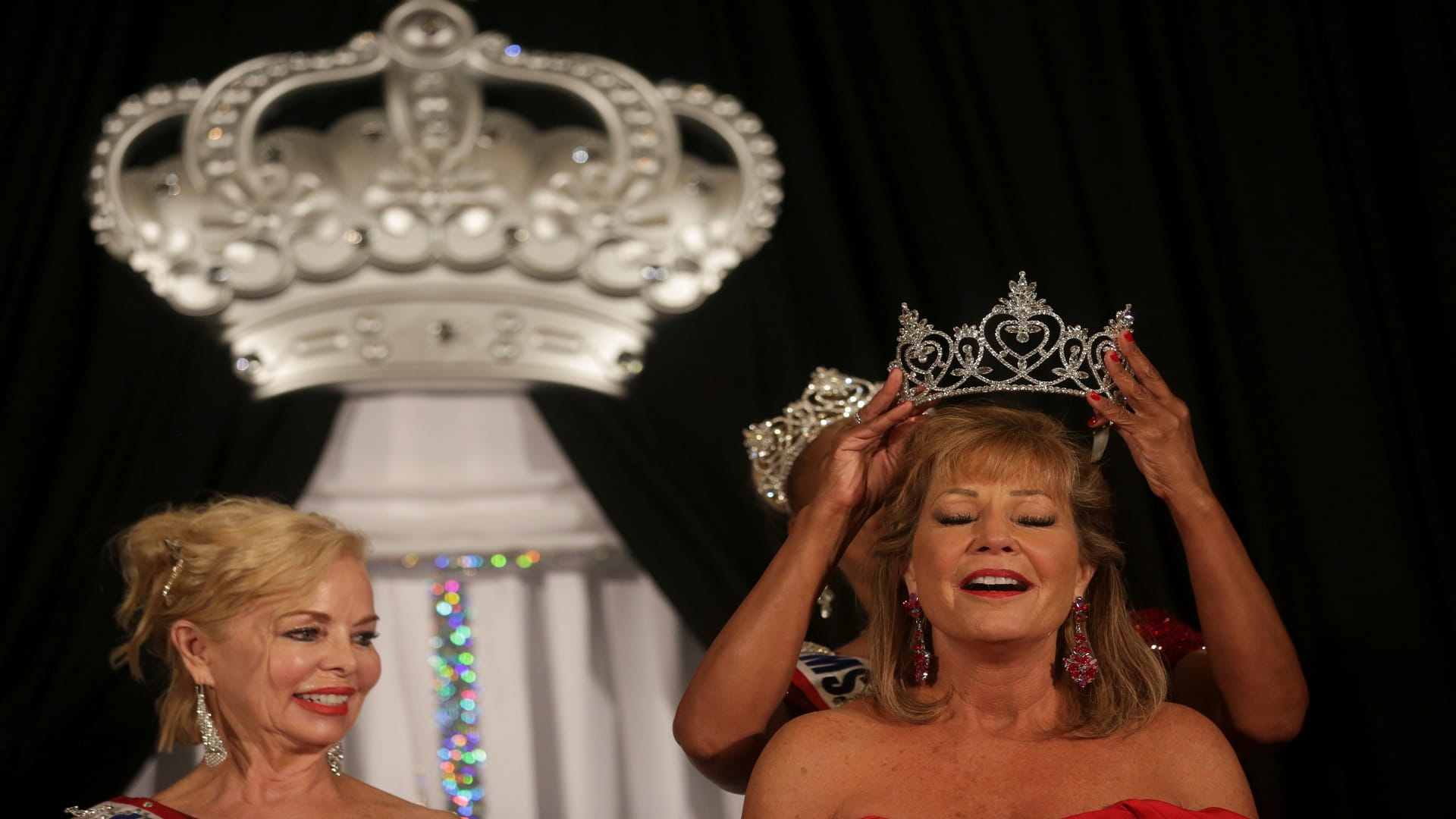 صورة بعنوان: العمر يقاس بشباب القلب...مسنة تكلّل بتاج ملكة جمال الكبار في تكساس 