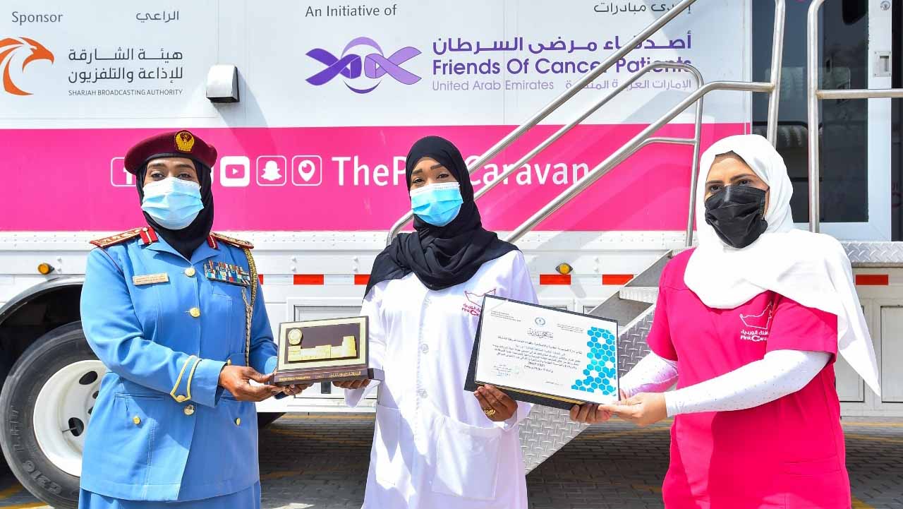 صورة بعنوان: شرطة الشارقة تستضيف العيادة الطبية المتنقلة للقافلة الوردية 