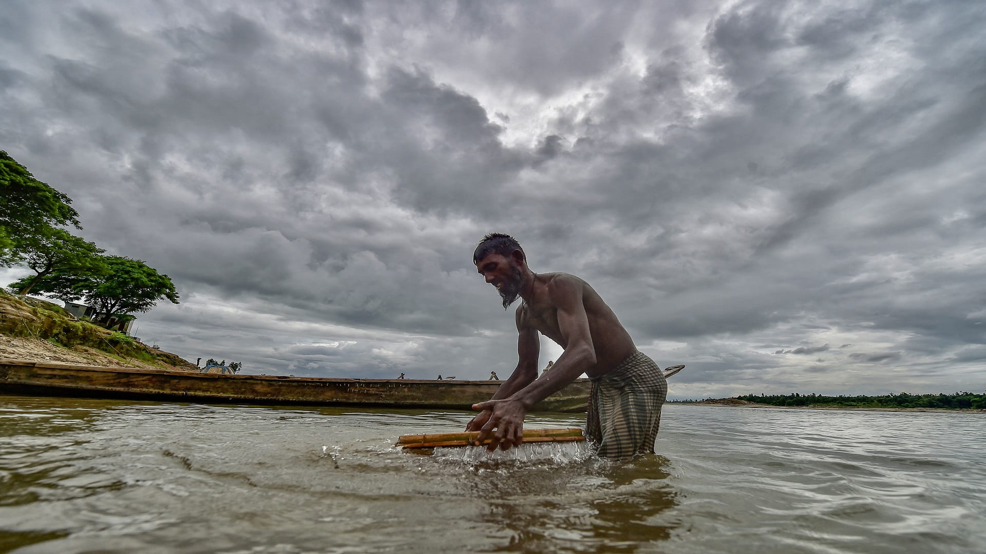 Image for the title: 20 dead, 300,000 stranded in flood-hit Bangladesh region 
