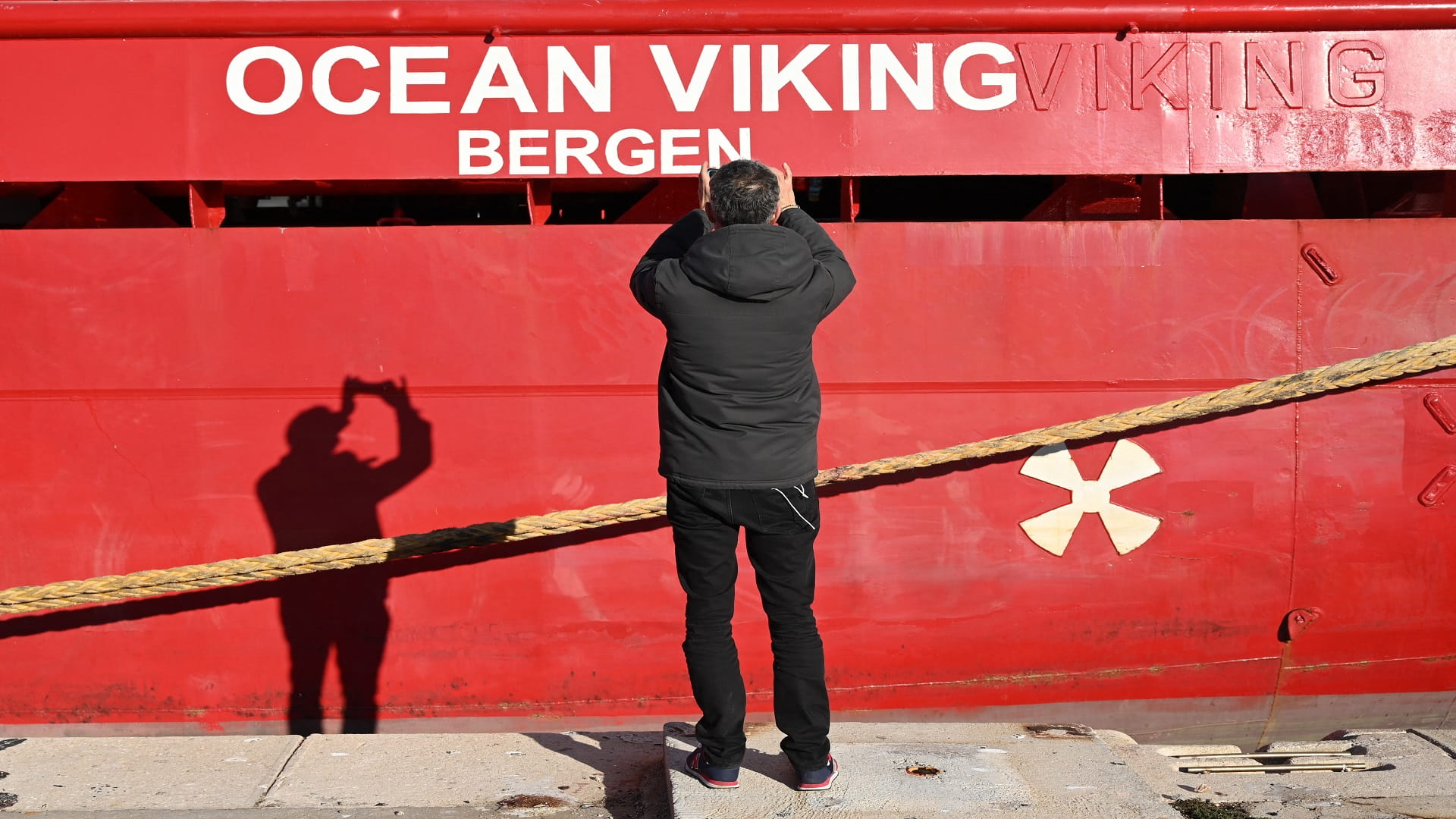 صورة بعنوان: سفينة "أوشن فايكينغ" الأوروبية تنقذ 196 مهاجراً في المتوسط 