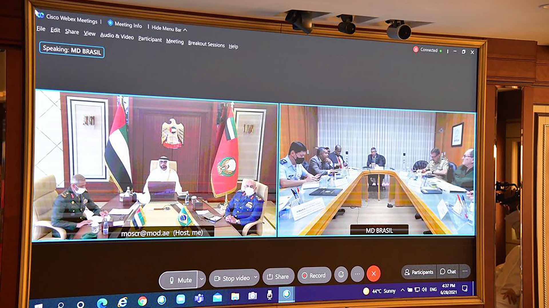 صورة بعنوان: البواردي يبحث ووزير الدفاع البرازيلي تعزيز العلاقات الثنائية 