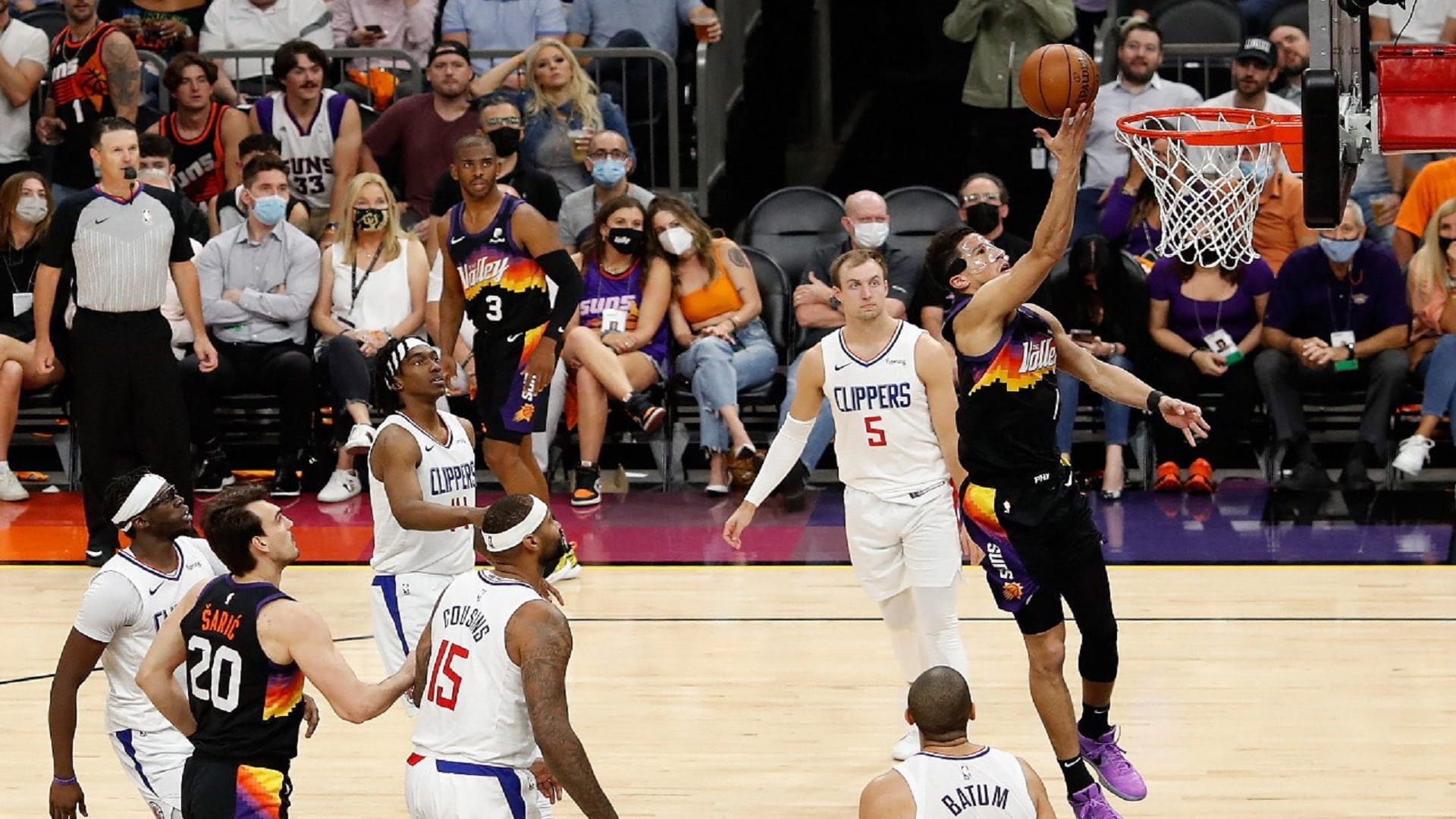 صورة بعنوان: كليبرز يقلص الفارق أمام فينيكس في نهائي السلة الأميركية  