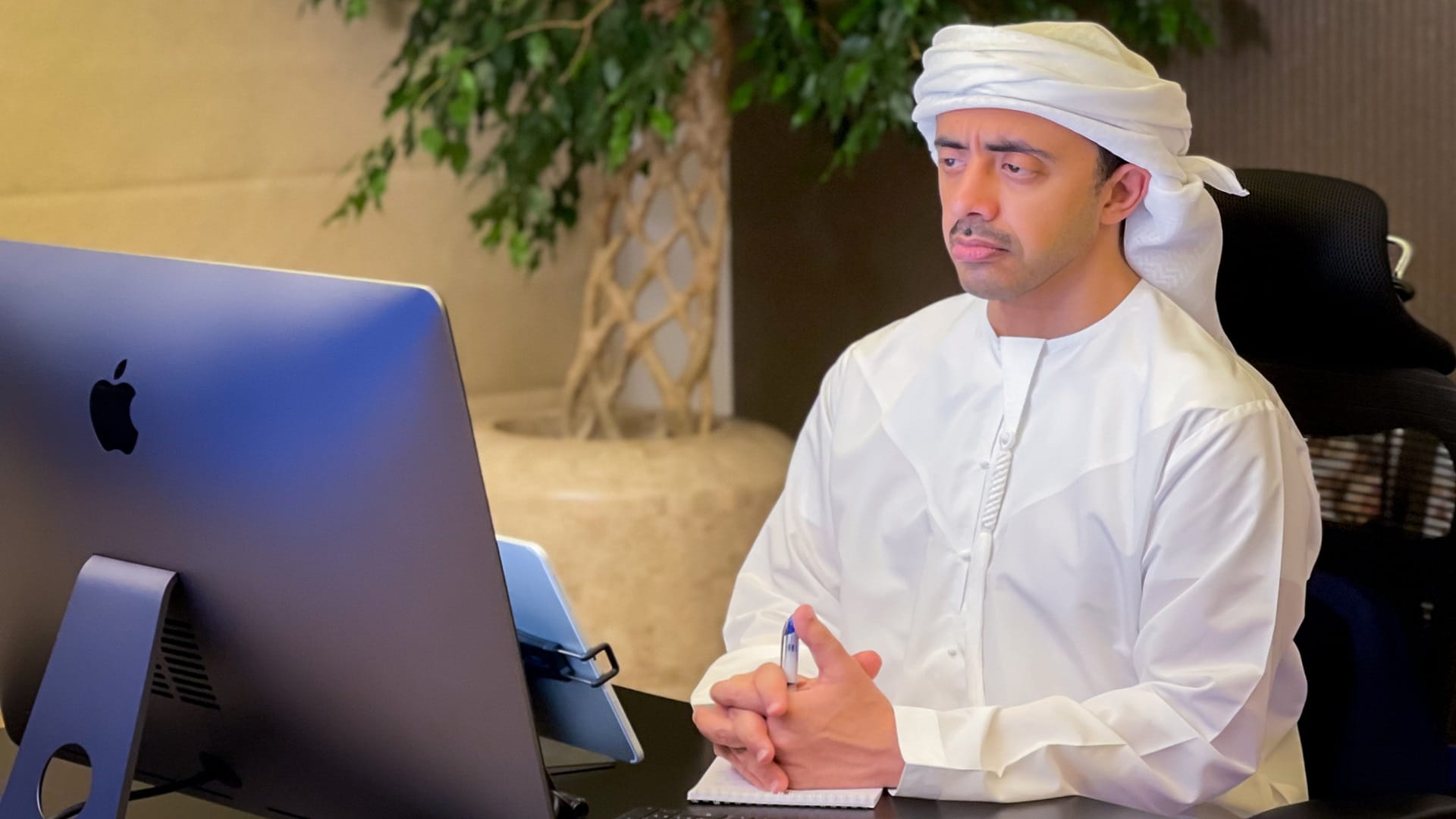 صورة بعنوان: عبد الله بن زايد يطلع على مستجدات تنفيذ خطة مواجهة غسل الأموال 