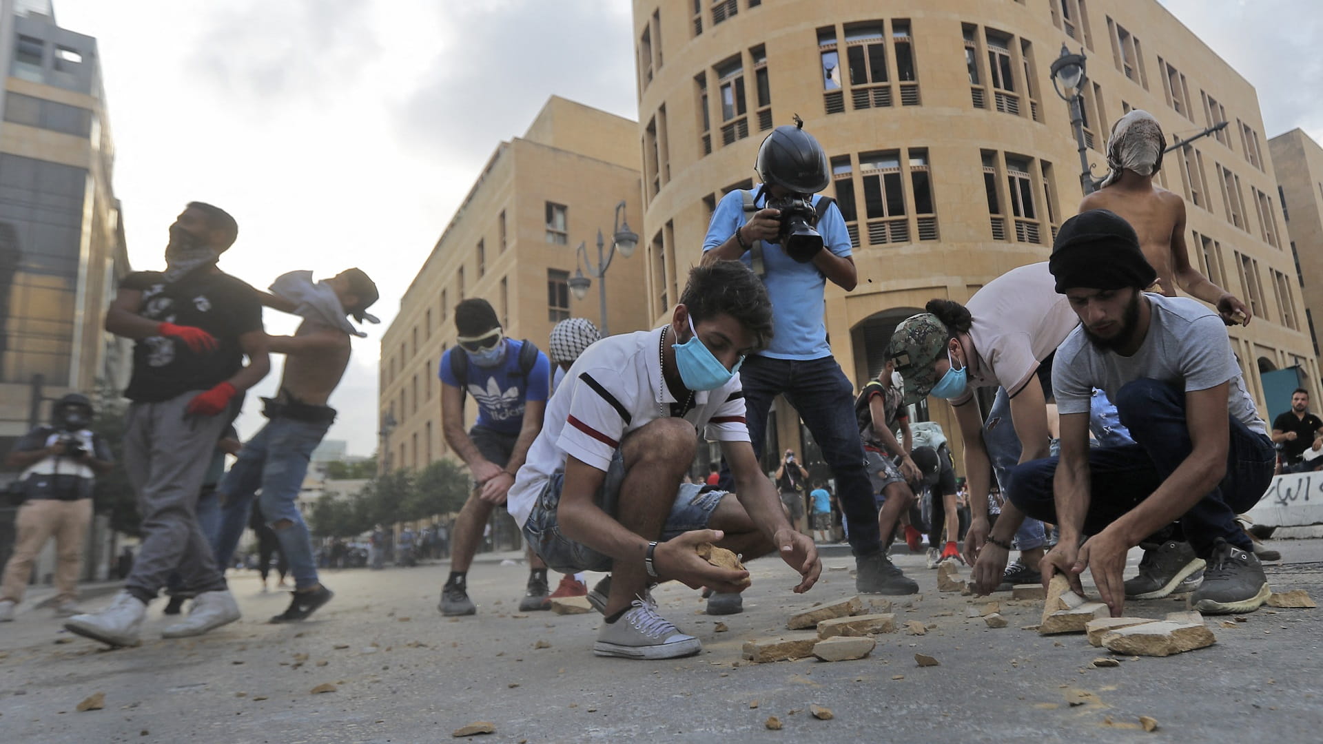 صورة بعنوان: برلمان لبنان يقر بطاقة تمويلية للأكثر فقراً تزامناً مع رفع الدعم 