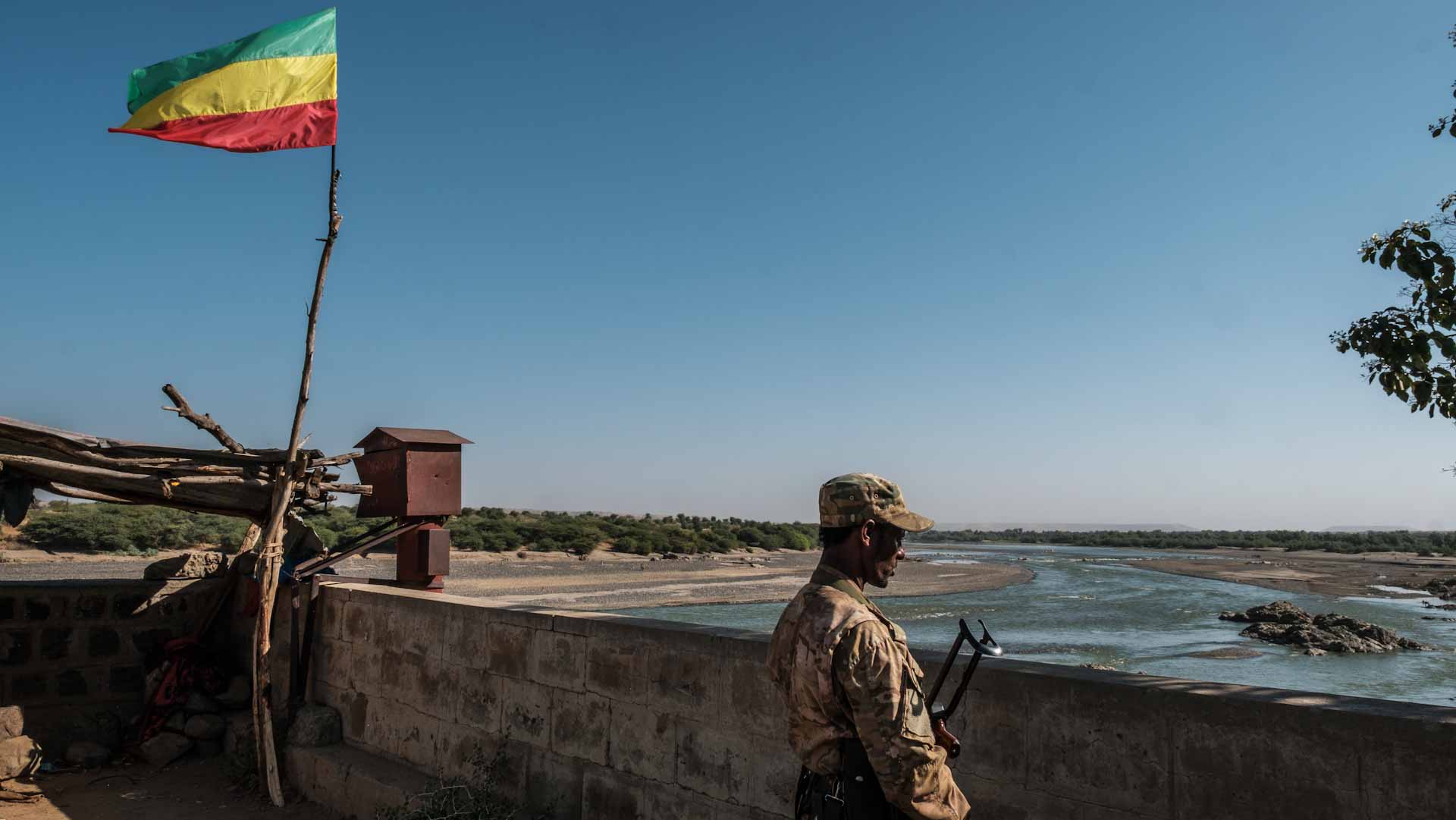 Image for the title: Ethiopia forces, Tigrayan rebels battle over key town 