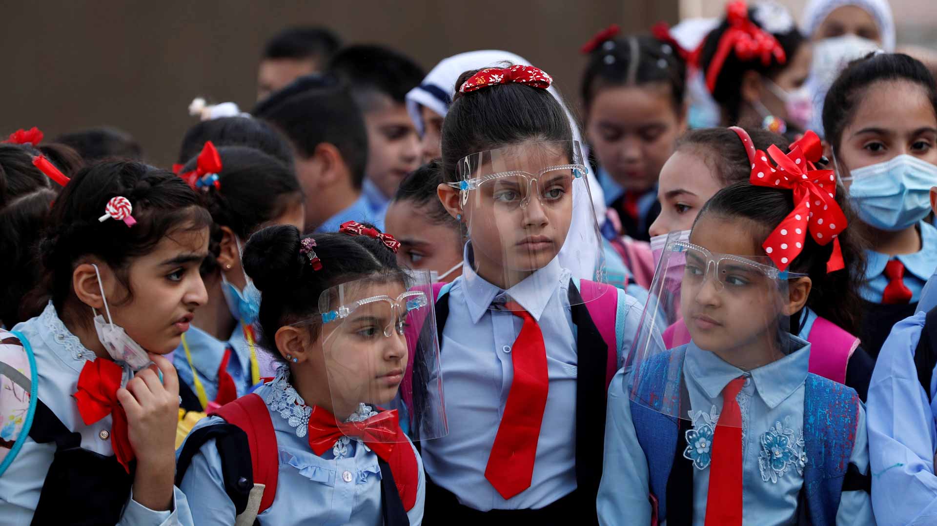 Image for the title: Iraqi students back to school with one-month of COVID-19 delay 