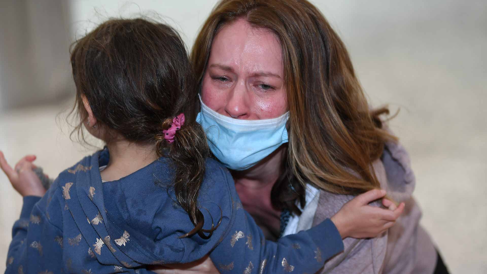 صورة بعنوان: بعناق ودموع...عائلات تلتم في مطار سيدني مع رفع أستراليا لحظر السفر 