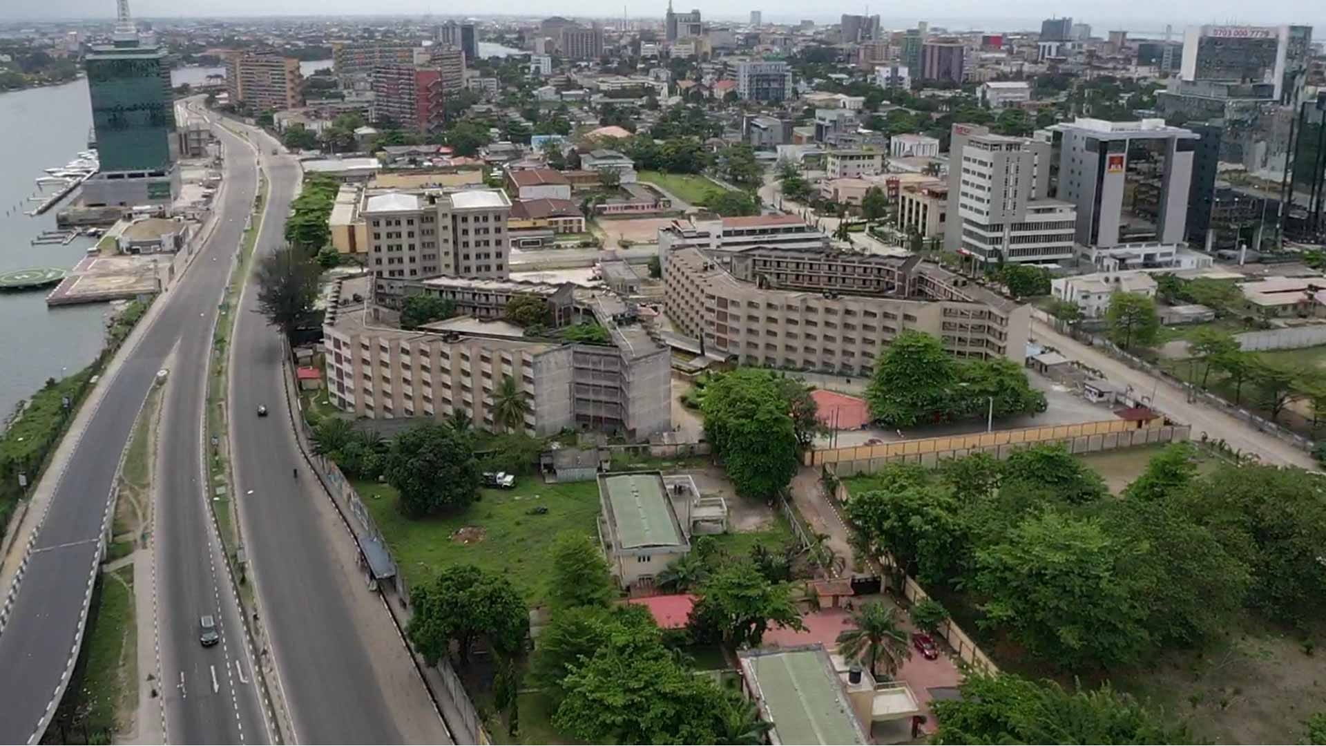 صورة بعنوان: مقتل 4 على الأقل ومحاصرة العشرات بعد انهيار ناطحة سحاب في لاغوس 