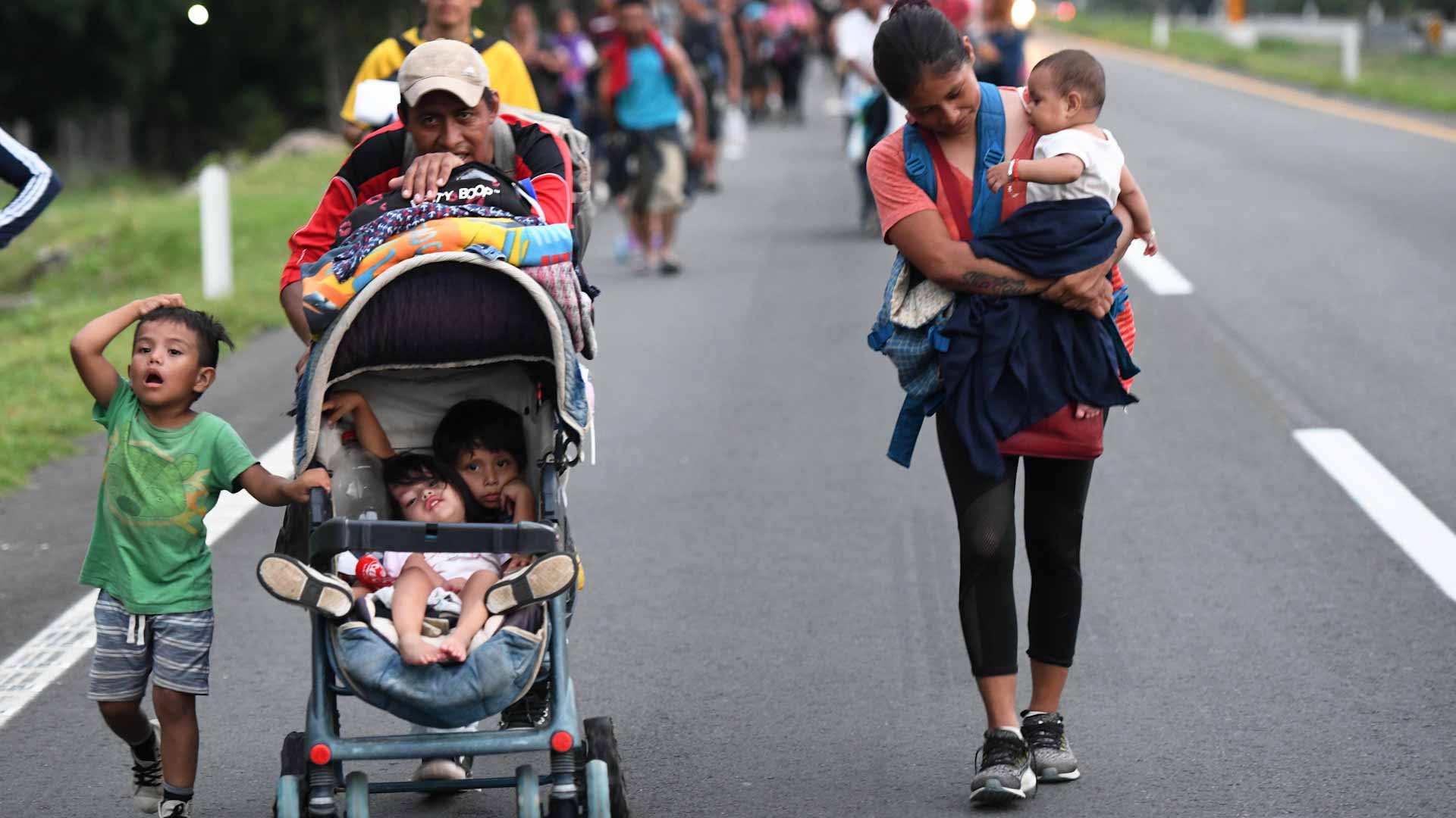 Image for the title: Migrant caravan limps north through Mexico, despite dengue 