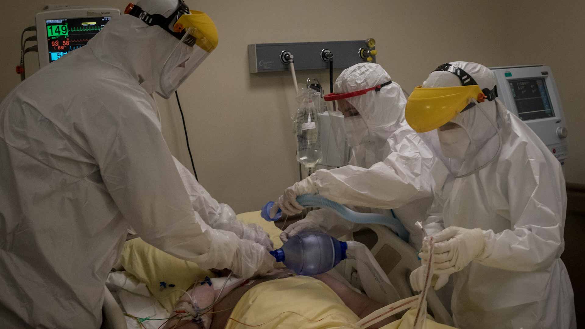 Image for the title: Covid global death toll passes 5 mn 