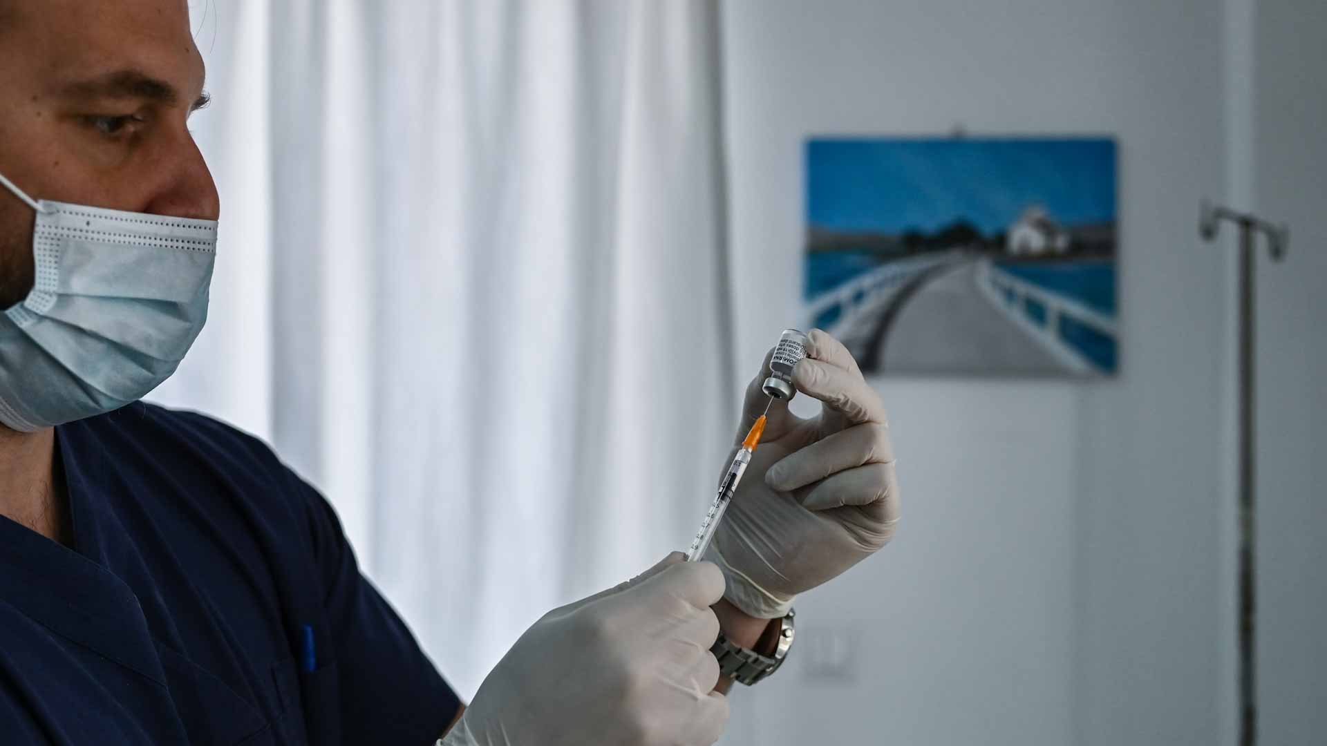 Image for the title: Greece tightens Covid measures for non-vaccinated 