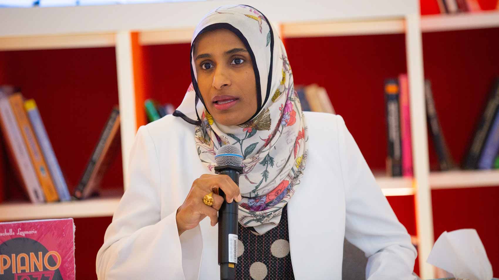 صورة بعنوان: روائيات وناقدات في "الشارقة للكتاب": الأدب لا يُخلق من عدم  