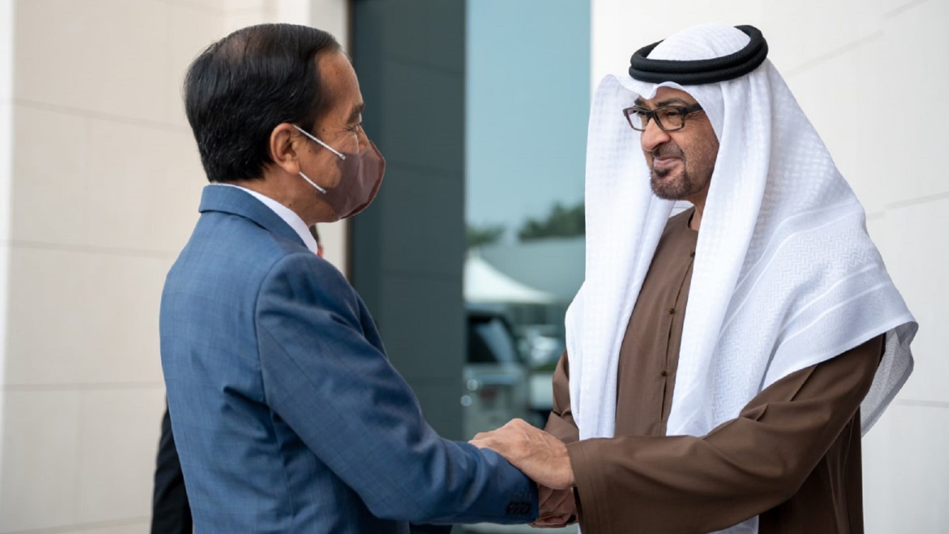 Image for the title: Mohamed bin Zayed receives Indonesian President 