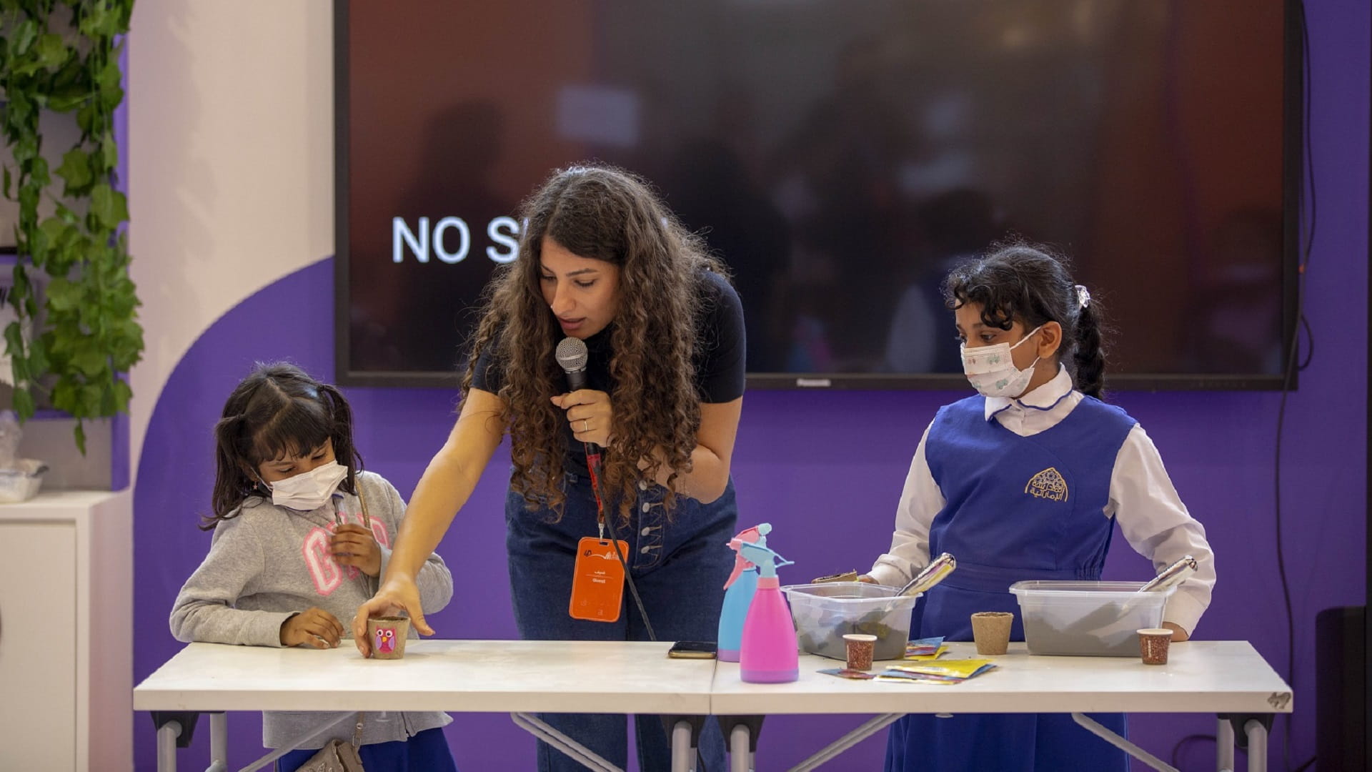 صورة بعنوان: معرض الشارقة للكتاب ينظم ورشتي فنّ الزراعة وأليس في بلاد العلوم 