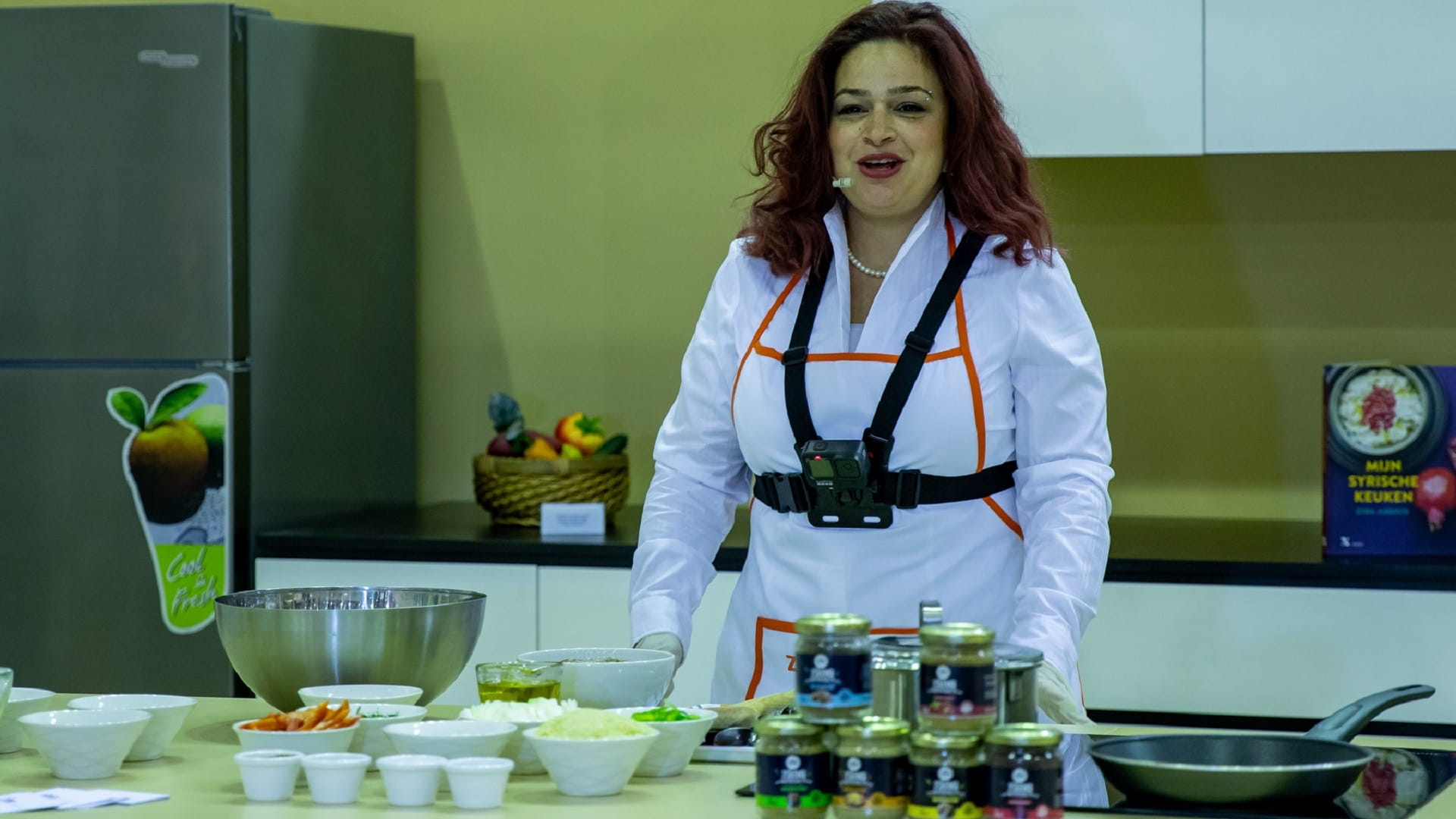 صورة بعنوان: طاهية سورية تعّد لجمهور معرض الشارقة للكتاب كبة السيخ الحلبية 