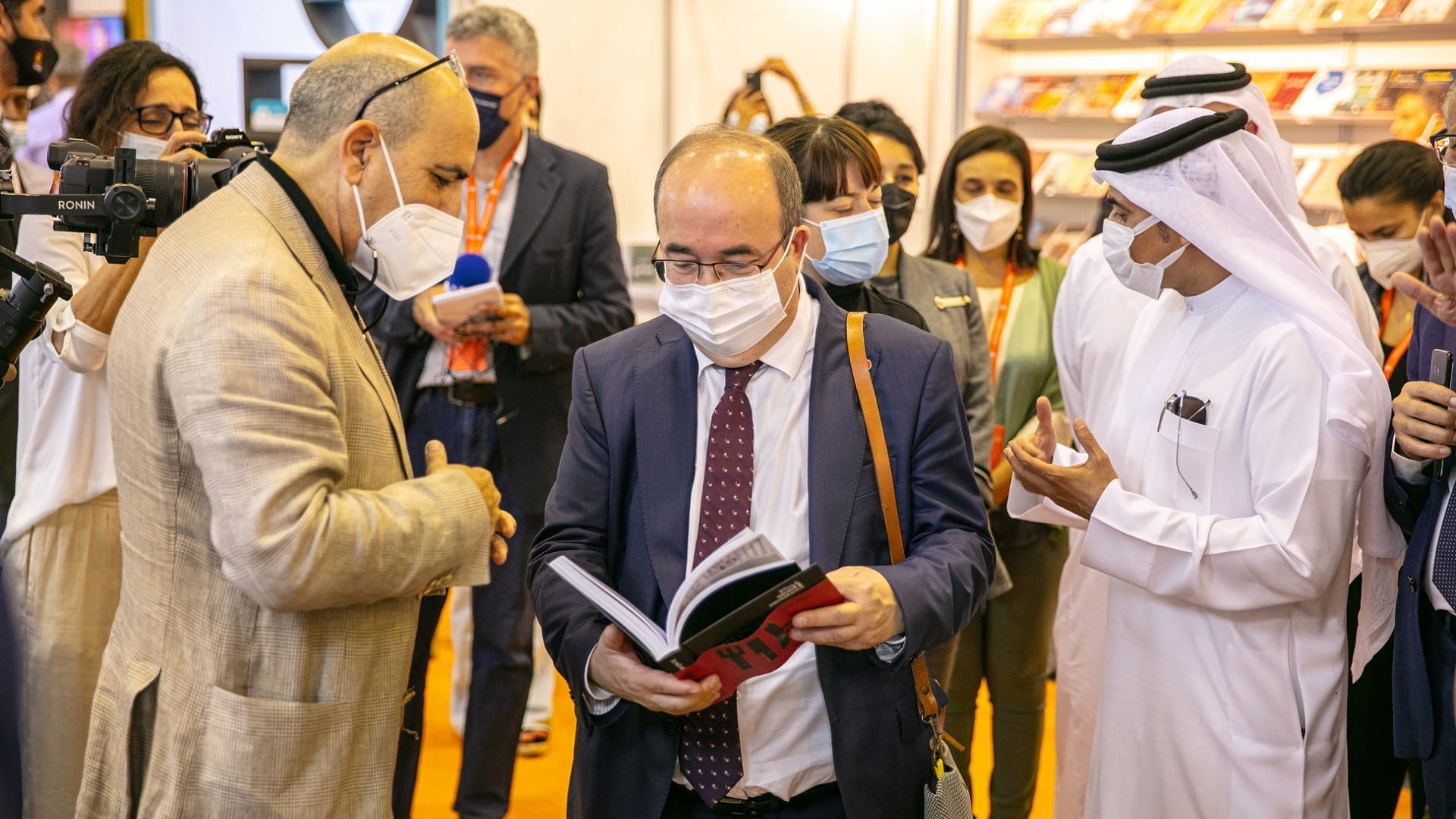 صورة بعنوان: وزير الثقافة والرياضة الإسباني يطلع على معرض الشارقة للكتاب 