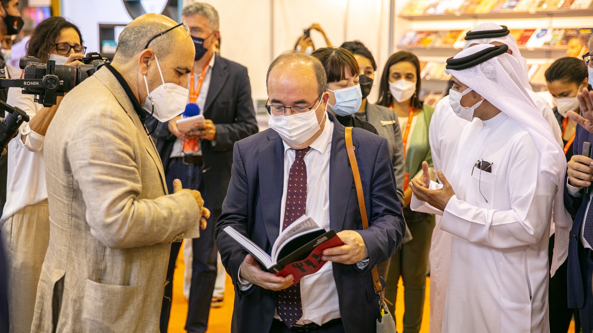 صورة بعنوان: وزير الثقافة والرياضة الإسباني يطلع على معرض الشارقة للكتاب 