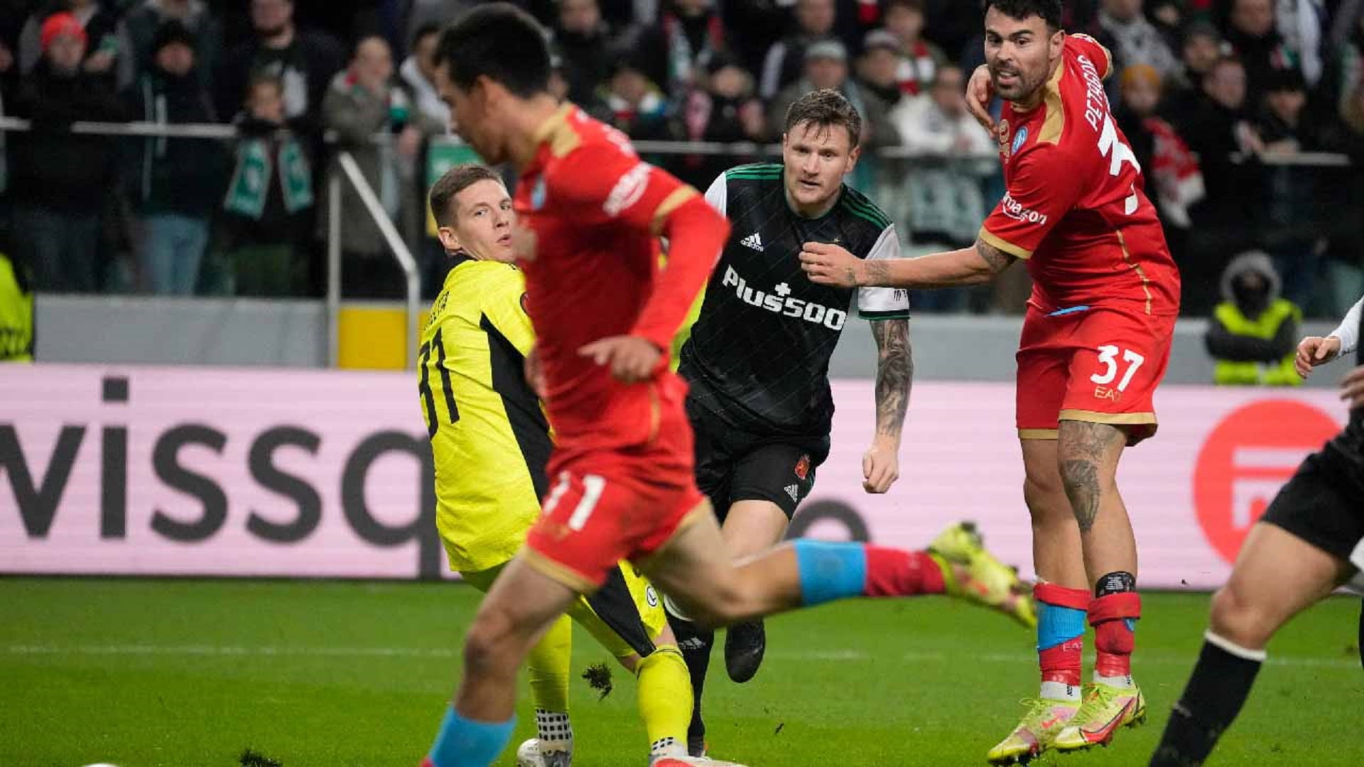 صورة بعنوان: نابولي الإيطالي ينتزع صدارة المجموعة الـ 3 بدوري أوروبا لكرة القدم 