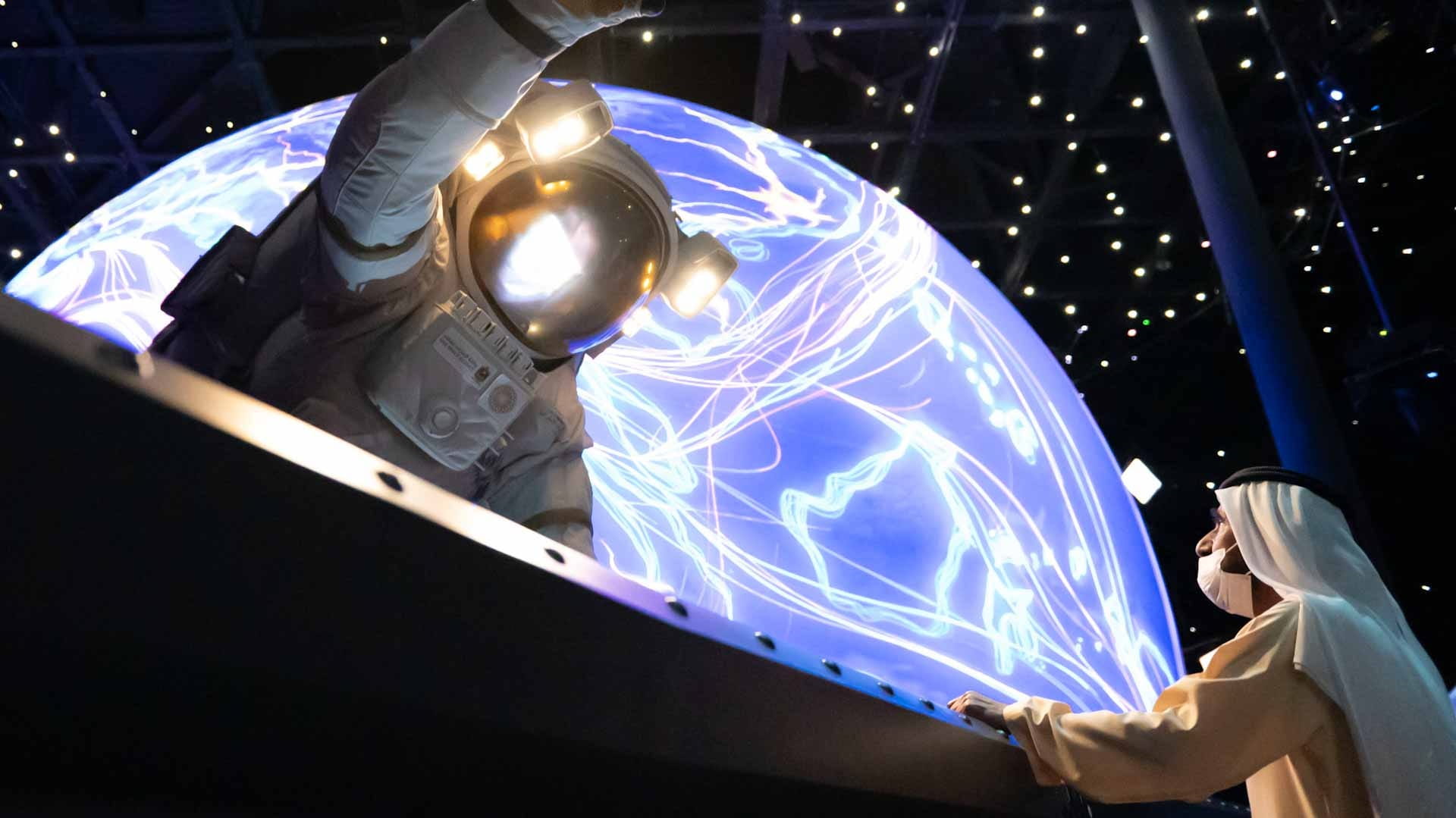 صورة بعنوان: محمد بن راشد يزور جناحي التنقّل وجمهورية المجر في إكسبو 2020 دبي 