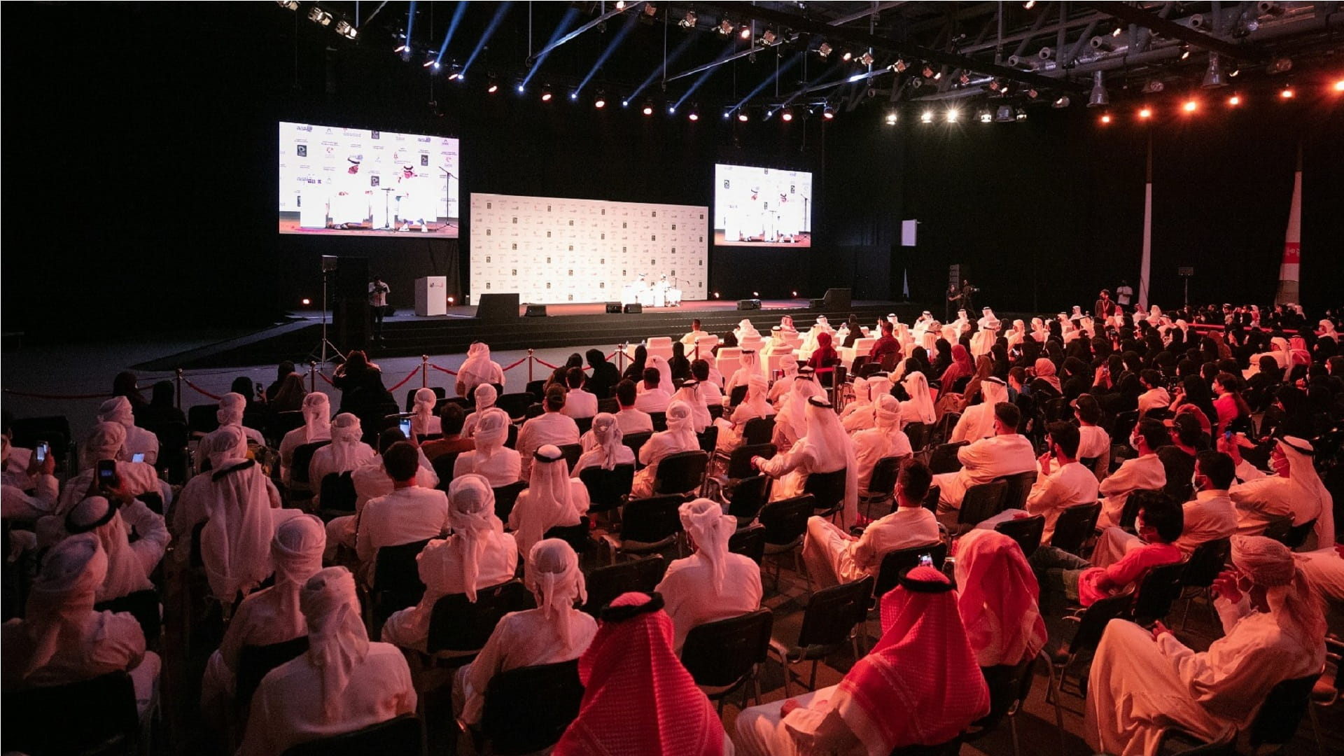 صورة بعنوان: خالد عبد الرحمن يحلق بالشعر والموسيقى في معرض الشارقة للكتاب 