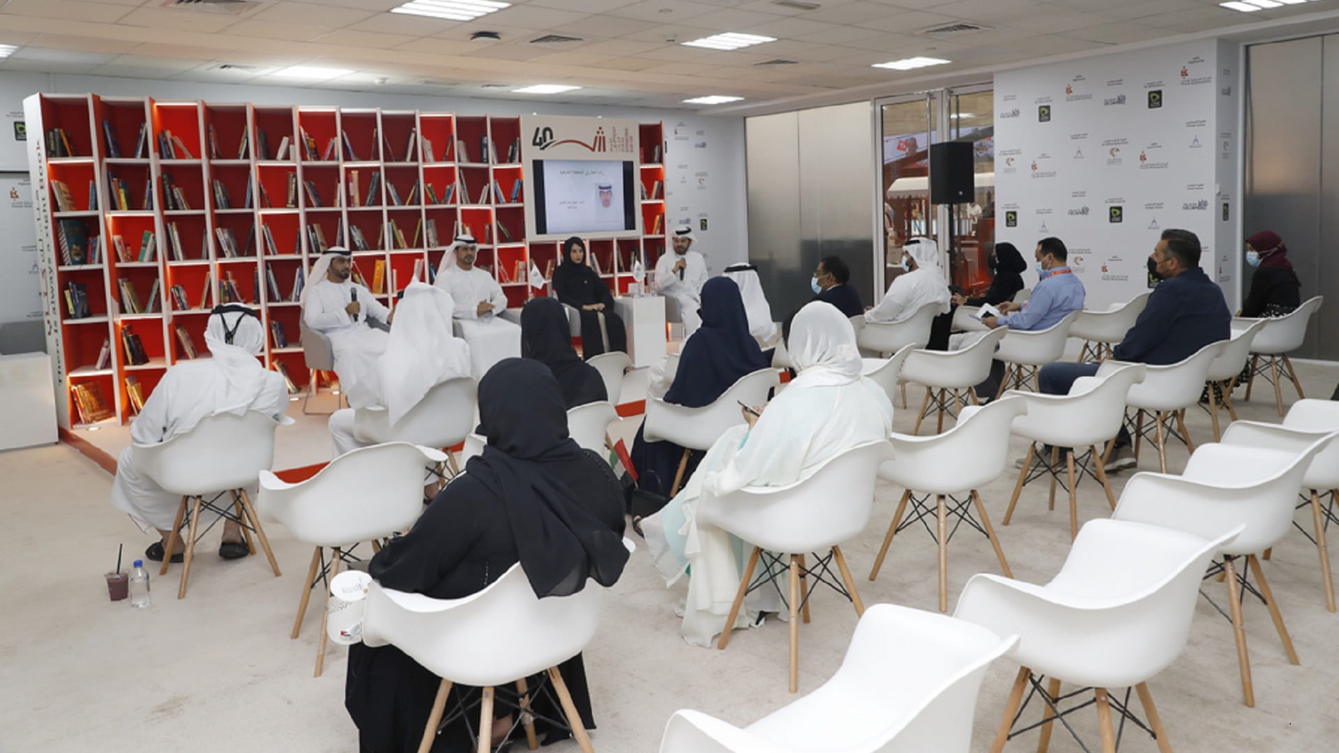 صورة بعنوان: اقتصادية الشارقة تستعرض تجاربها في معرض الإمارة للكتاب 