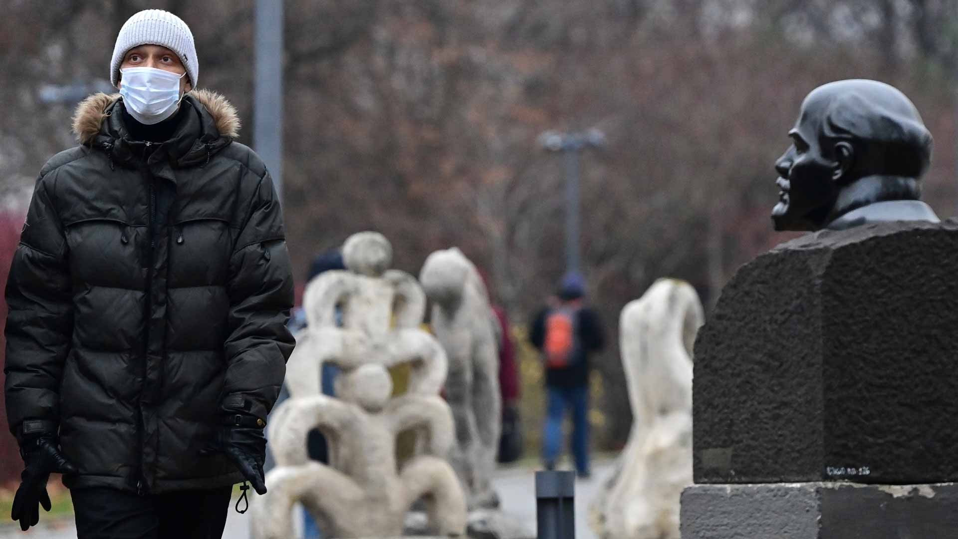 Image for the title: Russia hit by record virus cases despite paid holiday 