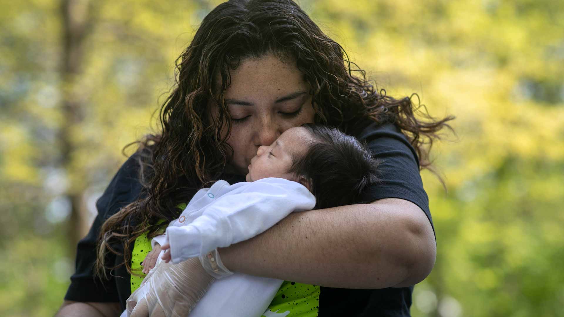 صورة بعنوان: الرعاية والتنشئة المجتمعية تبدأ منذ الولادة 