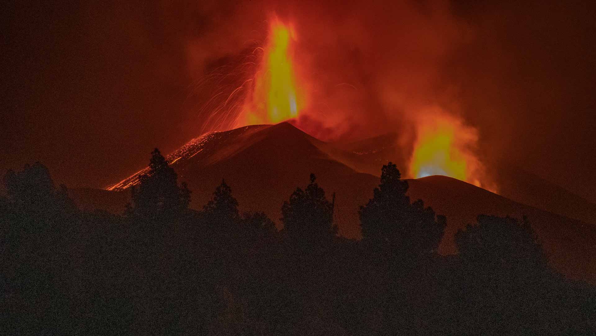 Image for the title: La Palma volcano stages spectacular night show 