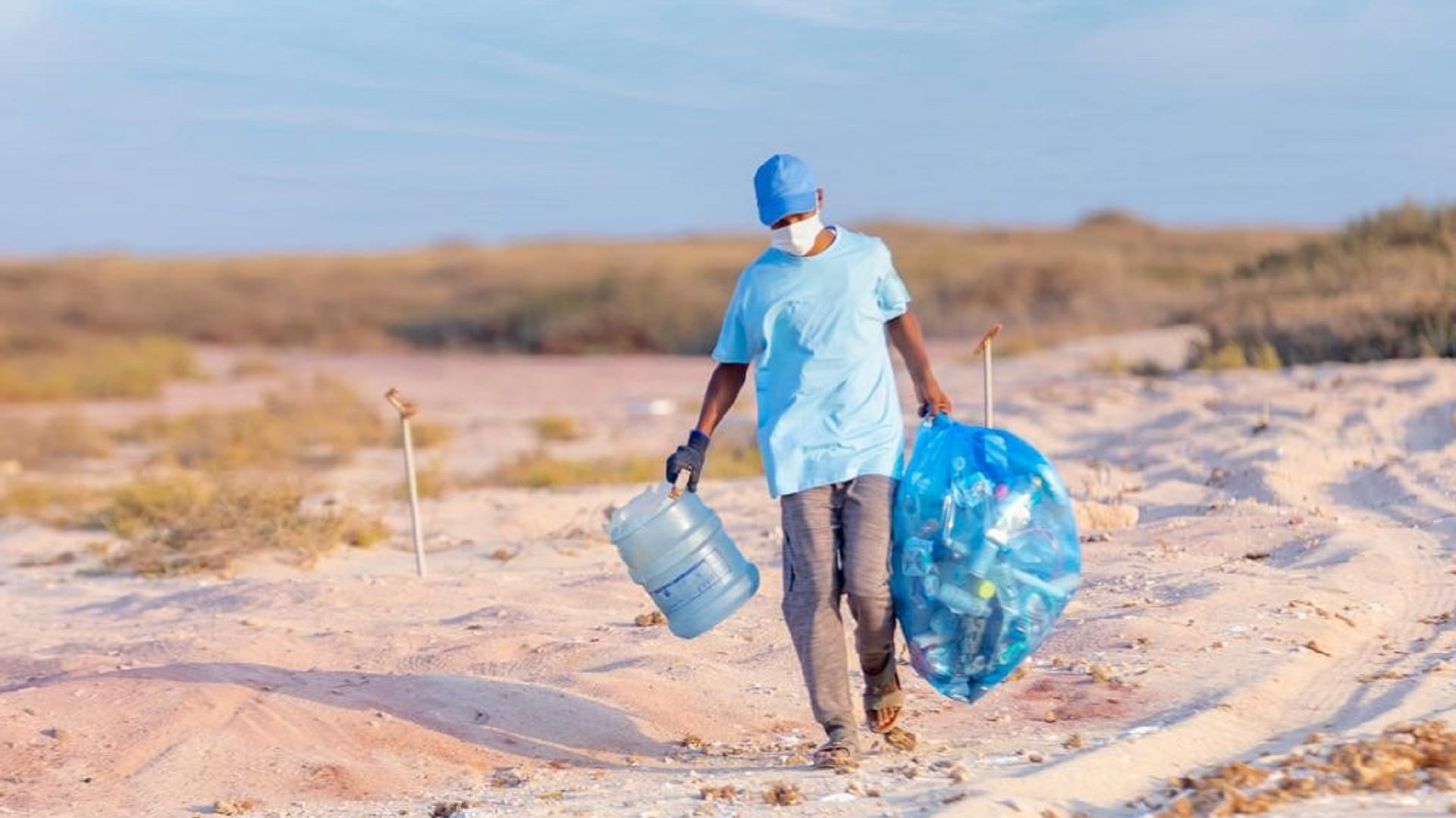 صورة بعنوان: بيئة ومحميات الشارقة تنظم حملة تنظيف لشواطئ جزيرة صير بونعير 