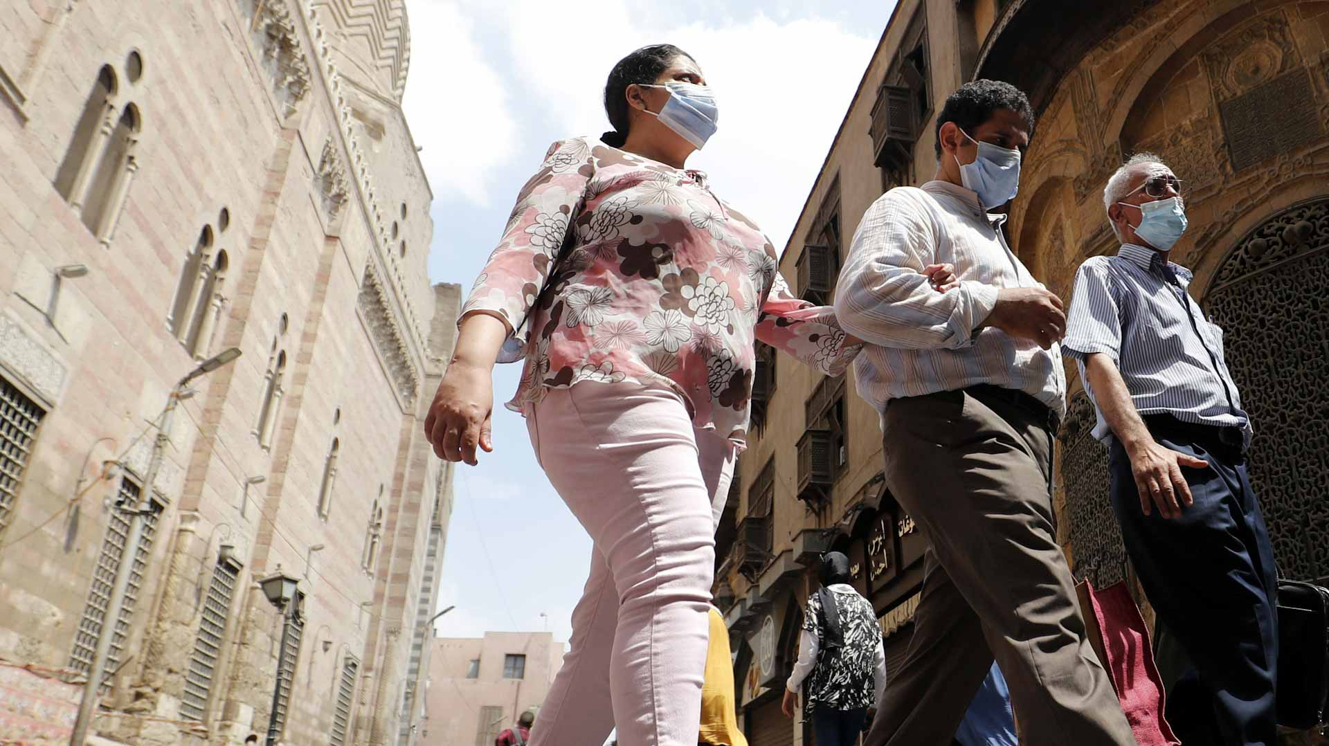 صورة بعنوان: مصر تسجل 903 إصابات جديدة بفيروس كورونا و65 وفاة 