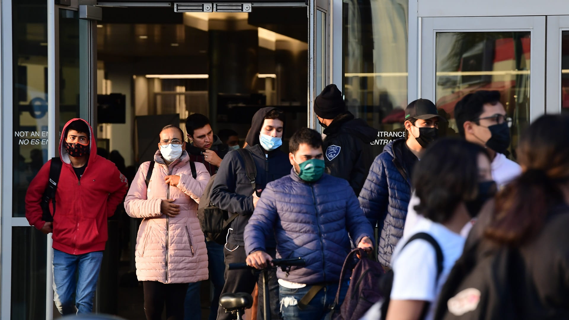 صورة بعنوان: طوابير طويلة عند المعابر بعد إعادة فتح الولايات المتحدة حدودها 