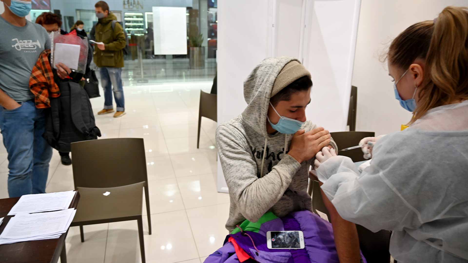 Image for the title: Ukraine reports record 833 daily coronavirus-related deaths 