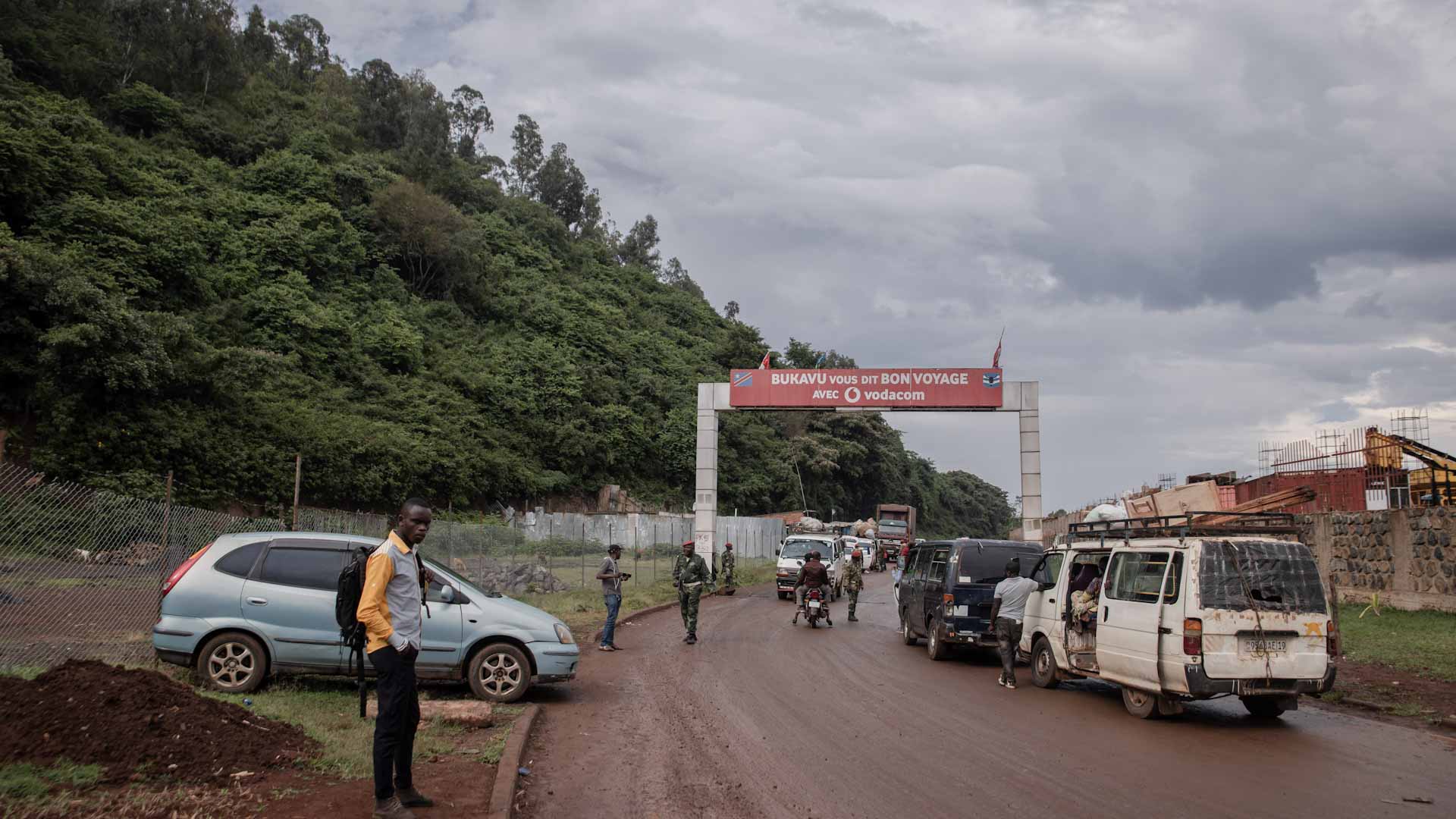 Image for the title: Thousands flee as 'insurgents' attack DR Congo army 