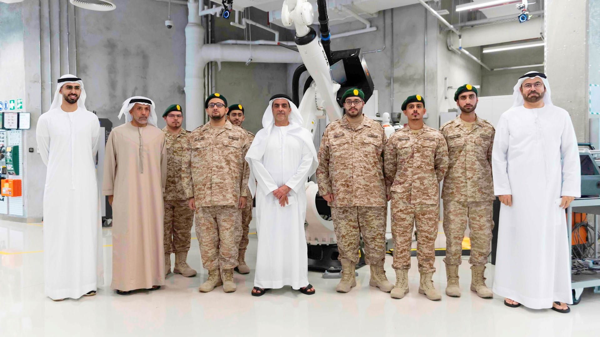 صورة بعنوان: سيف بن زايد وأحمد بن طحنون يشيدان بإنجازات مجندي الخدمة الوطنية 