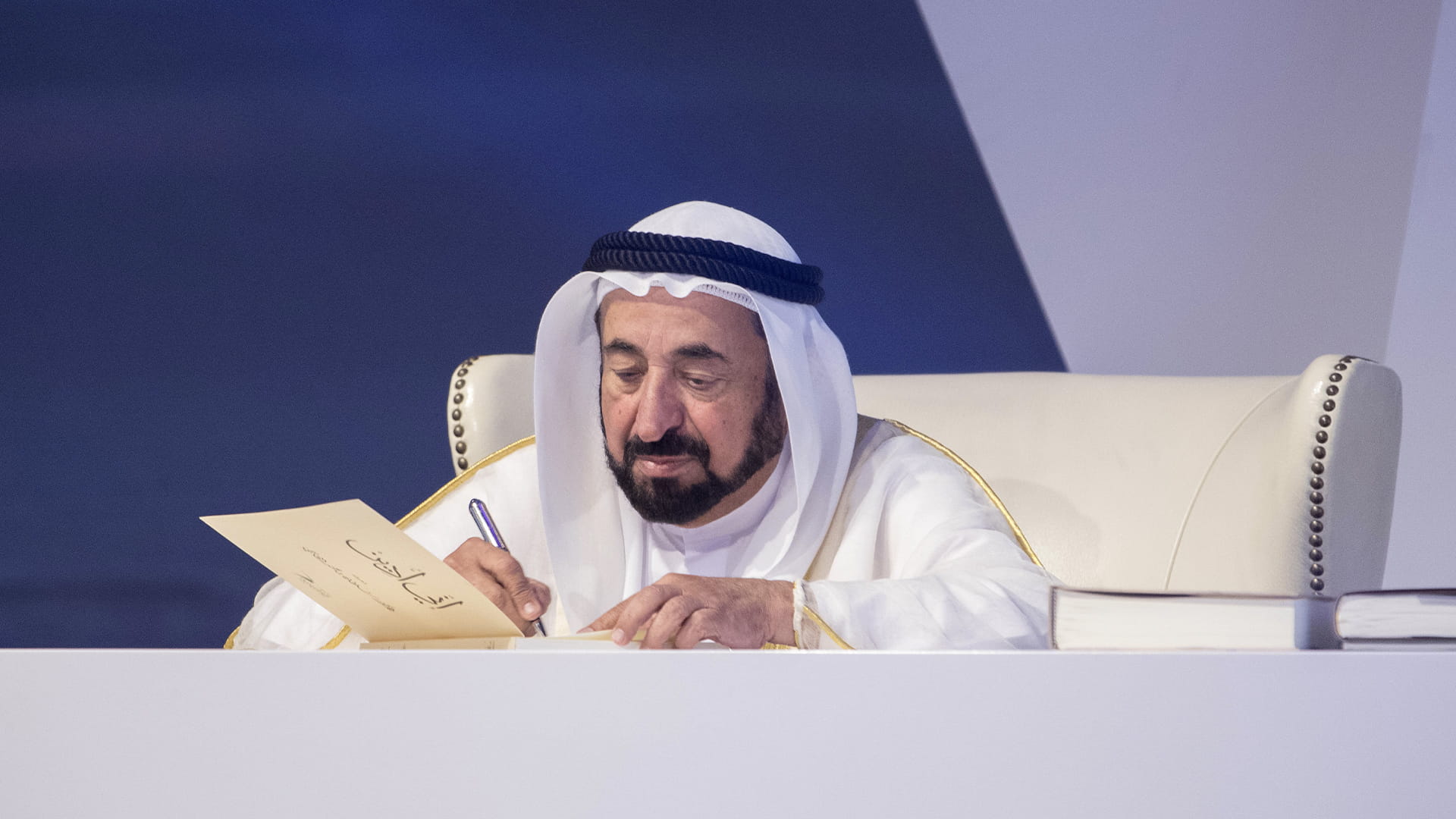 صورة بعنوان: سلطان " الكتاب " 