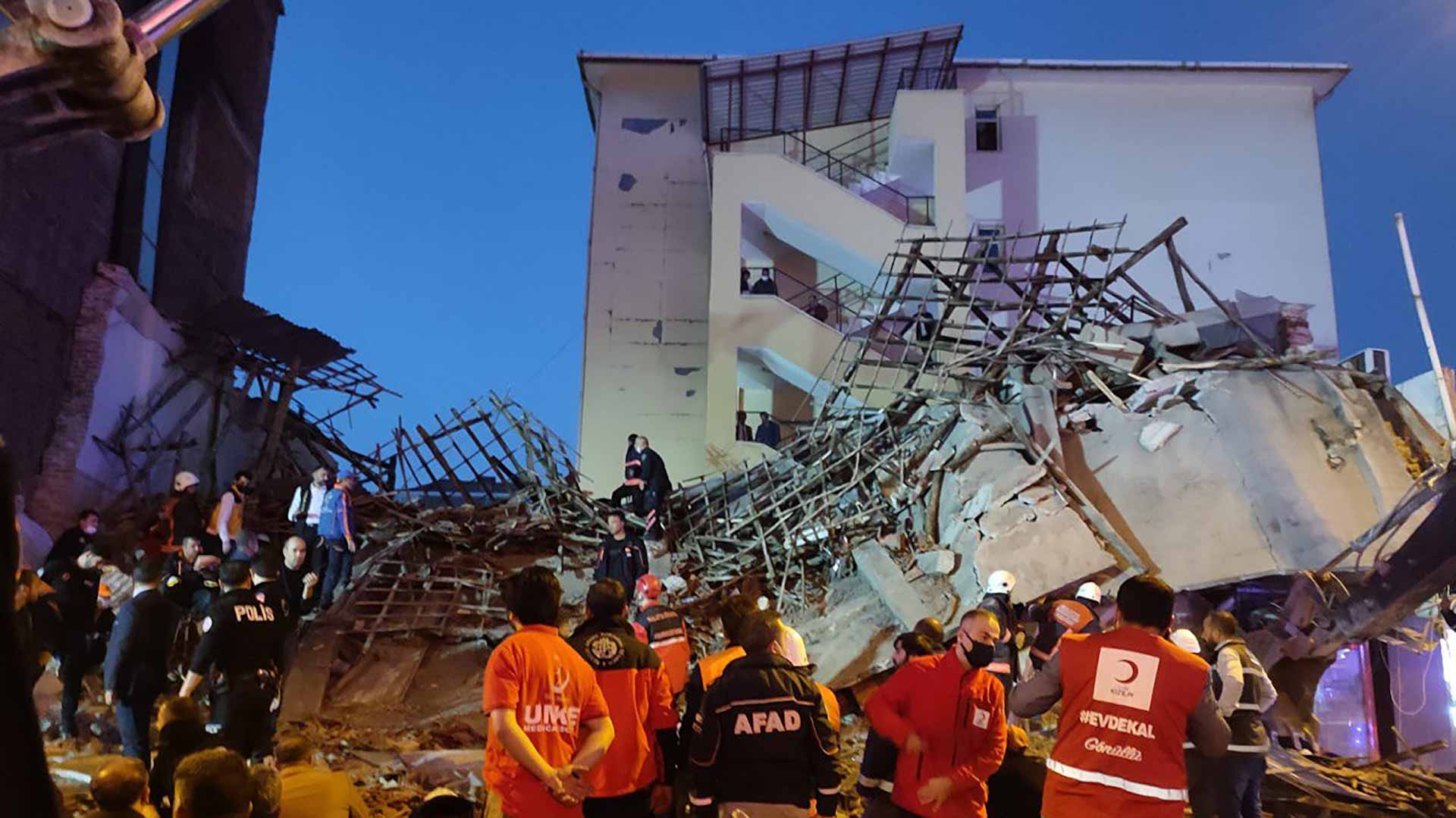 Image for the title: 21 survive Turkey building collapse with no deaths